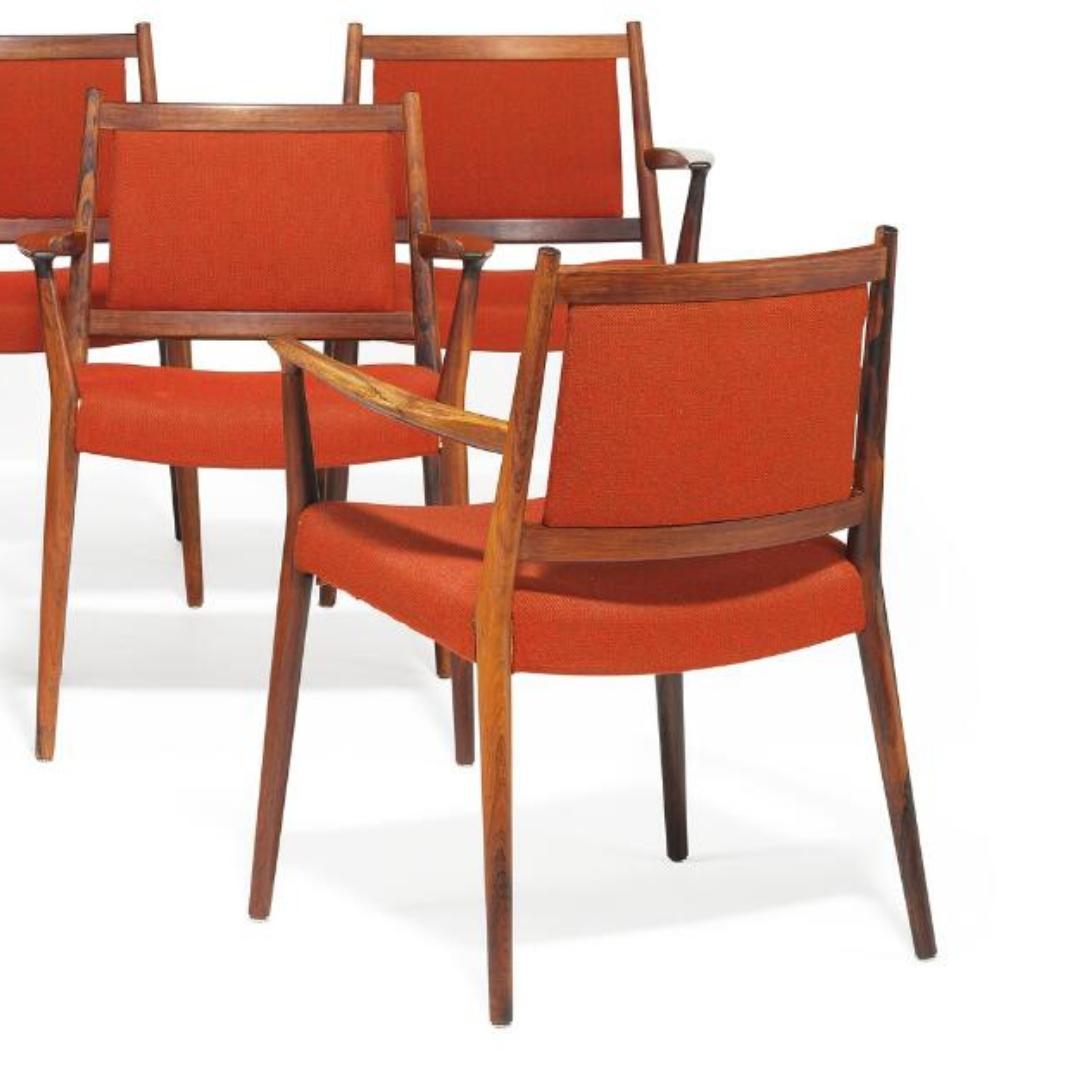 1960er Jahre Steffen Syrach-Larsen 7 Stühle aus Massivholz, einzeln verkauft. Sitz und Rückenlehne mit roter Wolle gepolstert. Hergestellt vom Kunsttischler Gustav Bertelsen. Modell präsentiert auf der Ausstellung der Copenhagen Cabinetmakers' Guild