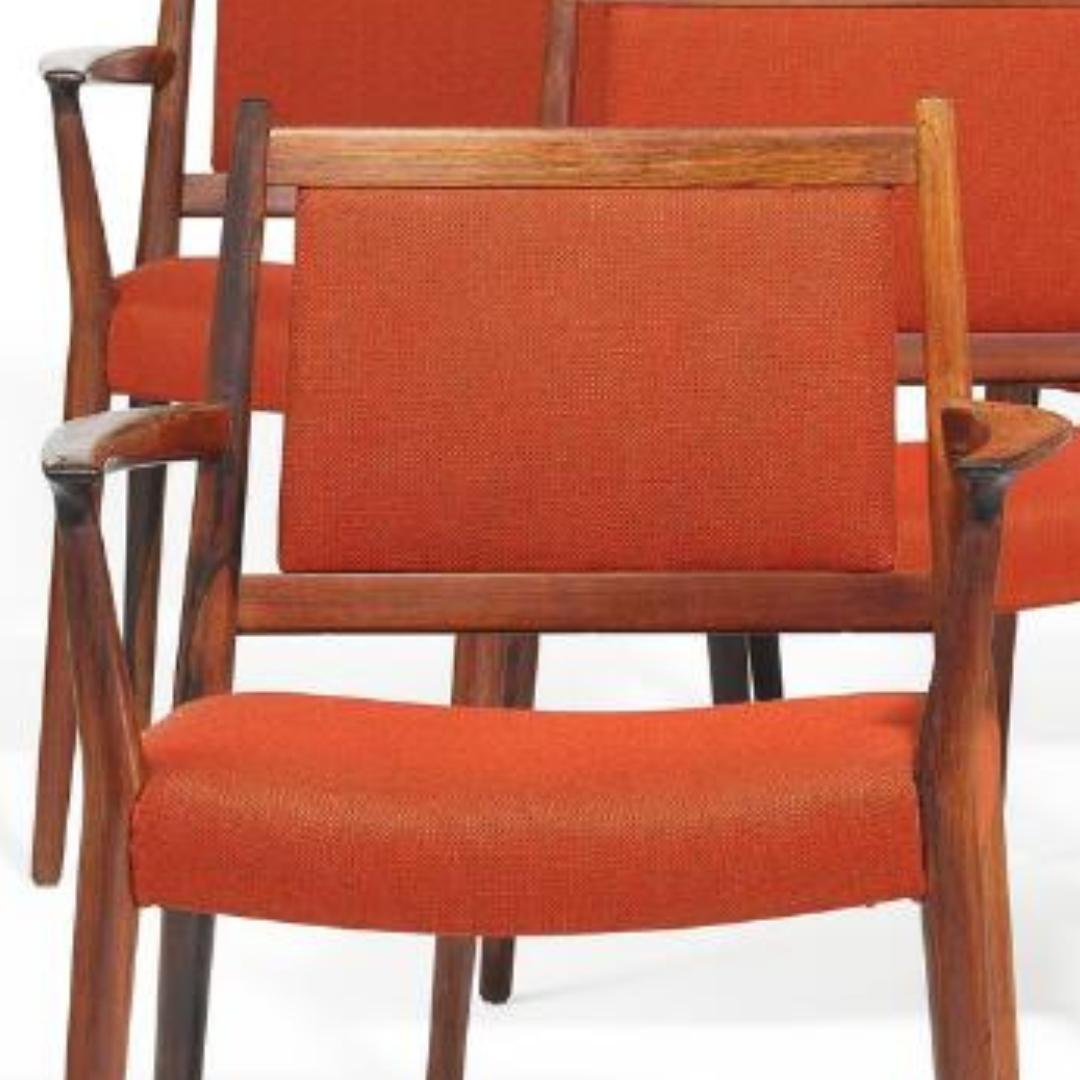 Steffen Syrach-Larsen 1960er Jahre, 7 Schnitzerstühle aus Massivholz, Polsterung aus roter Wolle (Dänisch) im Angebot