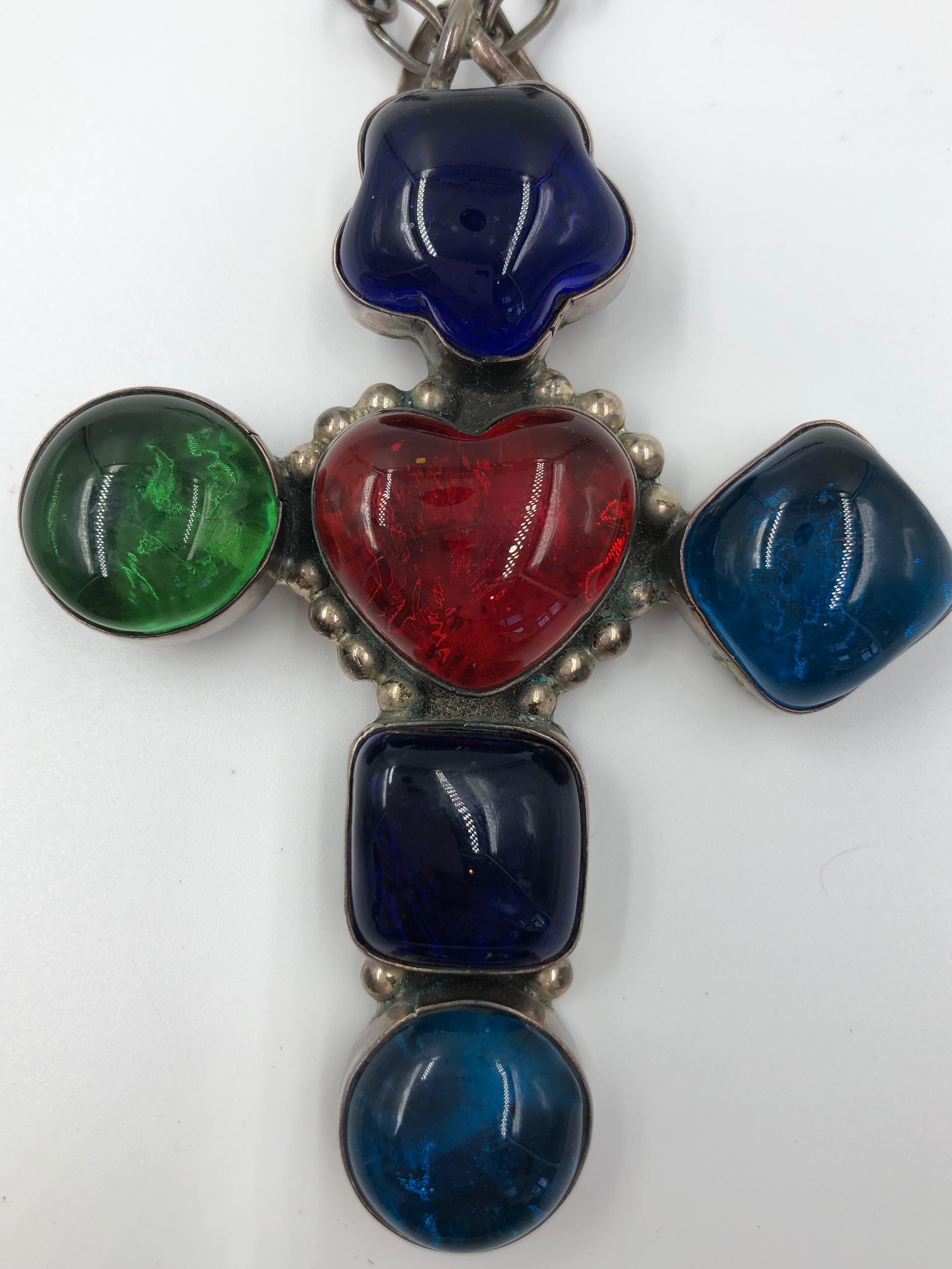 1960er Jahre Halskette mit Herzkreuz-Anhänger aus Sterlingsilber und Zelluloid im Angebot 4