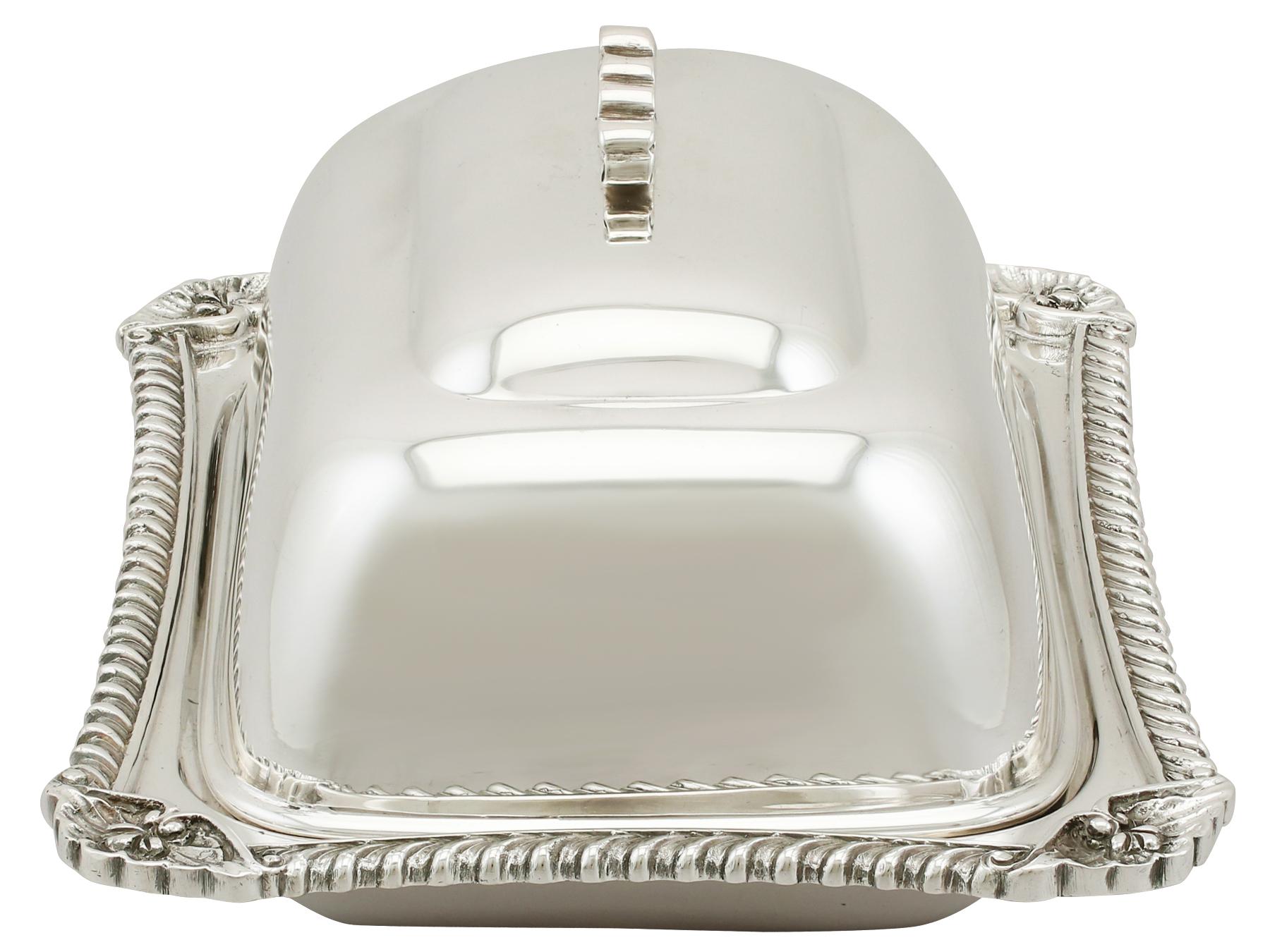 An exceptional, fine and impressive vintage Elizabeth II English sterling silver butter dish and cover.

This exceptional vintage Elizabeth II sterling silver butter dish has a rectangular rounded form.

The surface of this sterling silver dish