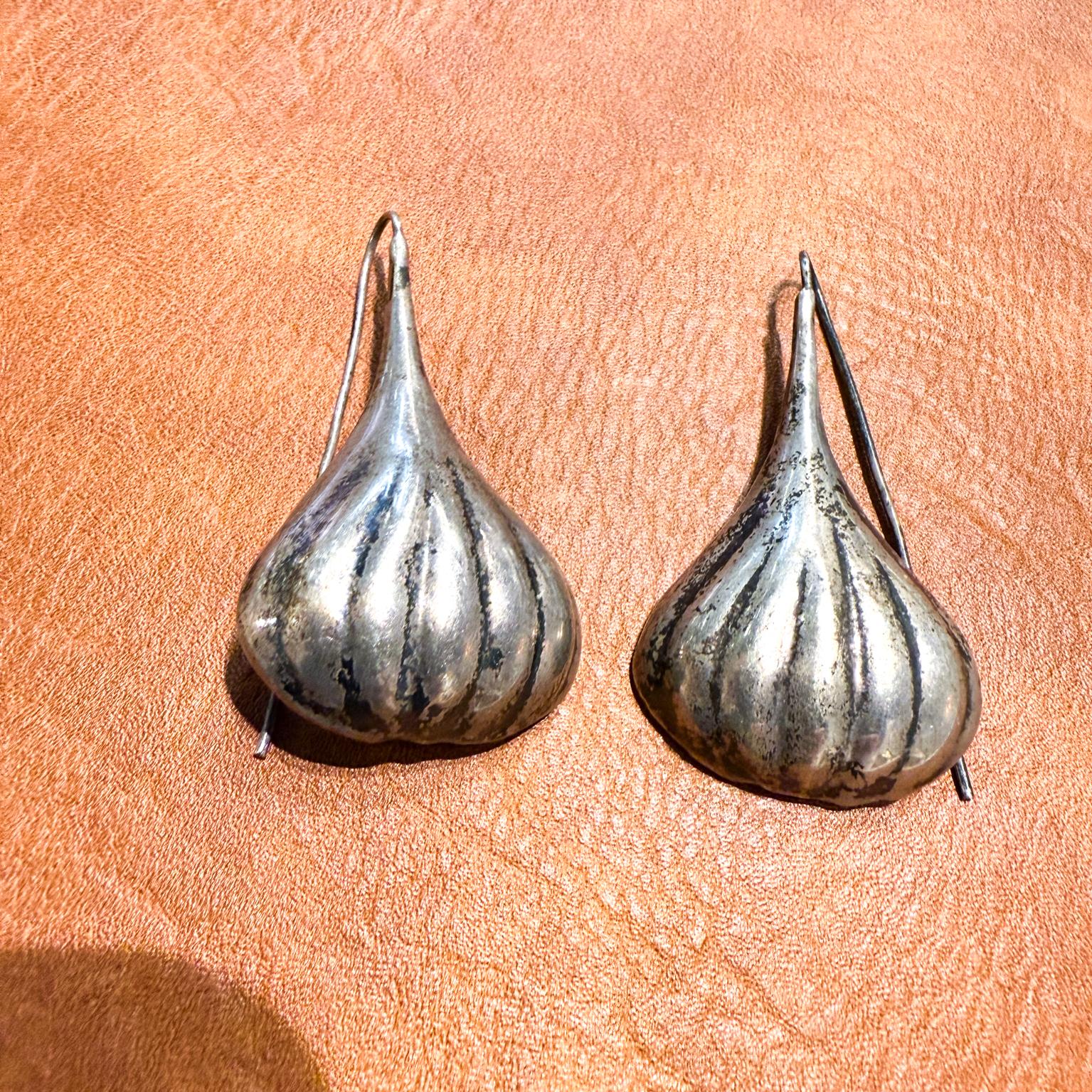 1960s Ribbed Sterling Silver Dangle Earrings Mexican
1.13 w x 2 h x .38
Preowned vintage
Stamped
Refer to images