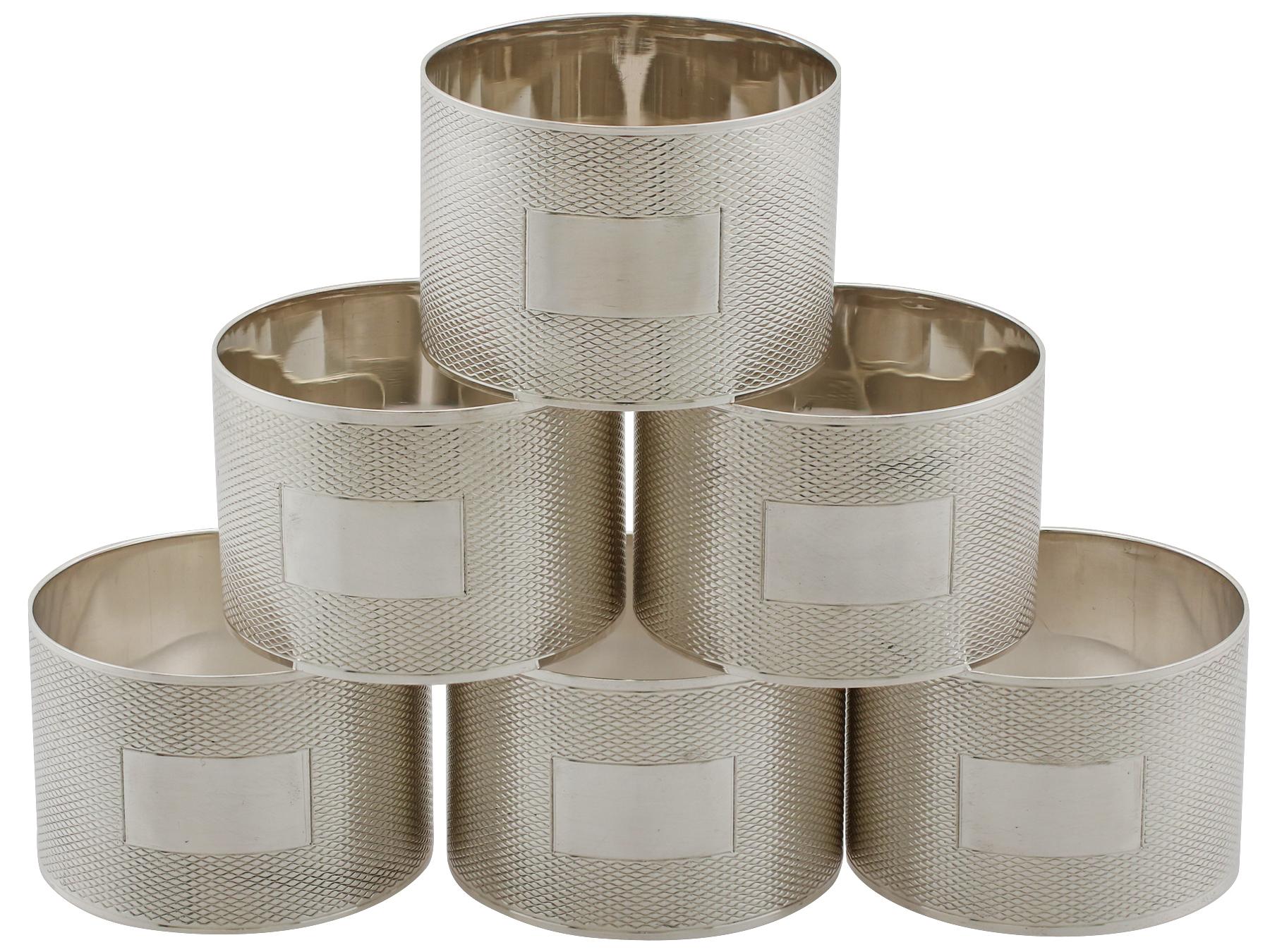 An exceptional, fine and impressive pair of vintage Elizabeth II English sterling silver napkin rings boxed, part of our dining silverware collection.

These exceptional vintage sterling silver napkin rings have a cylindrical form.

The surface