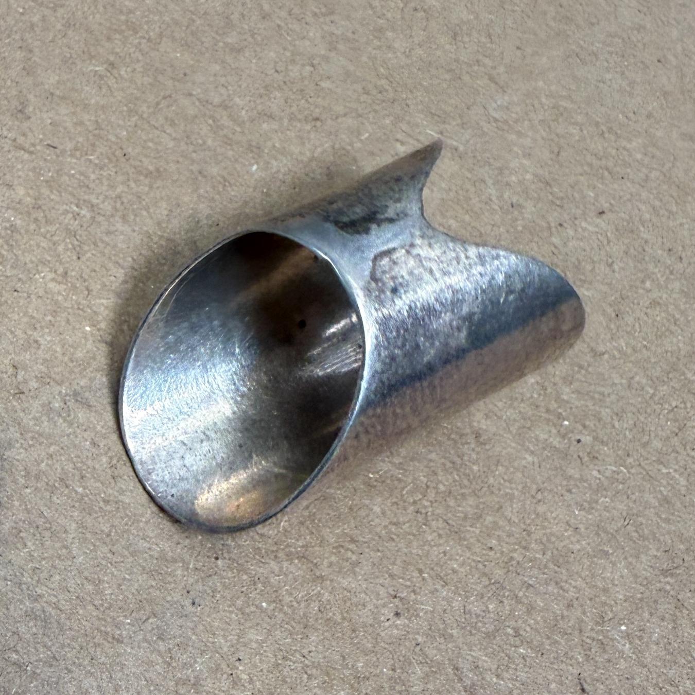 Länglicher Sterlingsilberring Modernistisches Design Taxco Mexiko
1,13 lang x 11/16 im Durchmesser
gestempelt Mexiko 925
Gebrauchter Vintage-Zustand
Siehe Fotos für Details