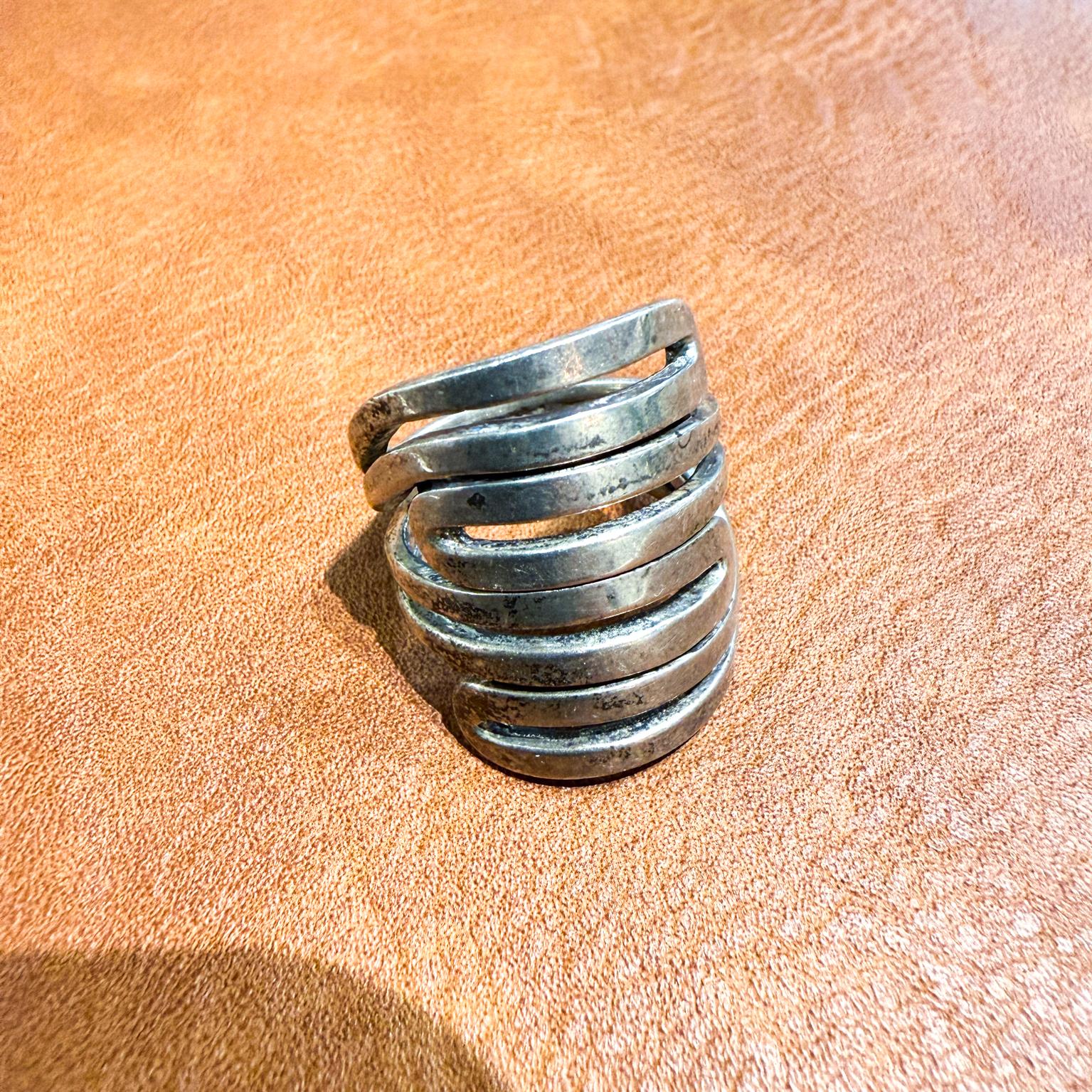 AMBIANIC präsentiert
MCM Stacked Sterling Silber Spirale Labyrinth Ring Taxco Mexiko
Größe 7 1/4
1 L X .88 Durchmesser außen
Gebraucht Vintage Verschleiß Zustand
Sehen Sie sich bitte die Bilder an