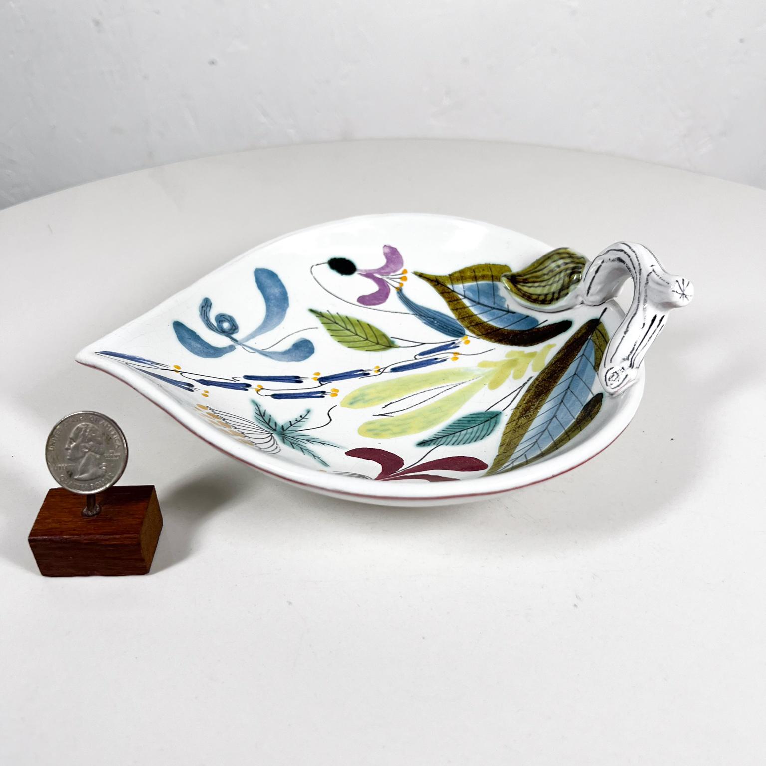 1960s Decorative Art Leaf Ceramic Plate
Stig Lindberg for Gustavsberg Studio Floral Leaf Shaped Dish
Signed Sweden
6.75 w x 7.75 d x 2.38 h
Preowned Original vintage condition
Please see images provided.