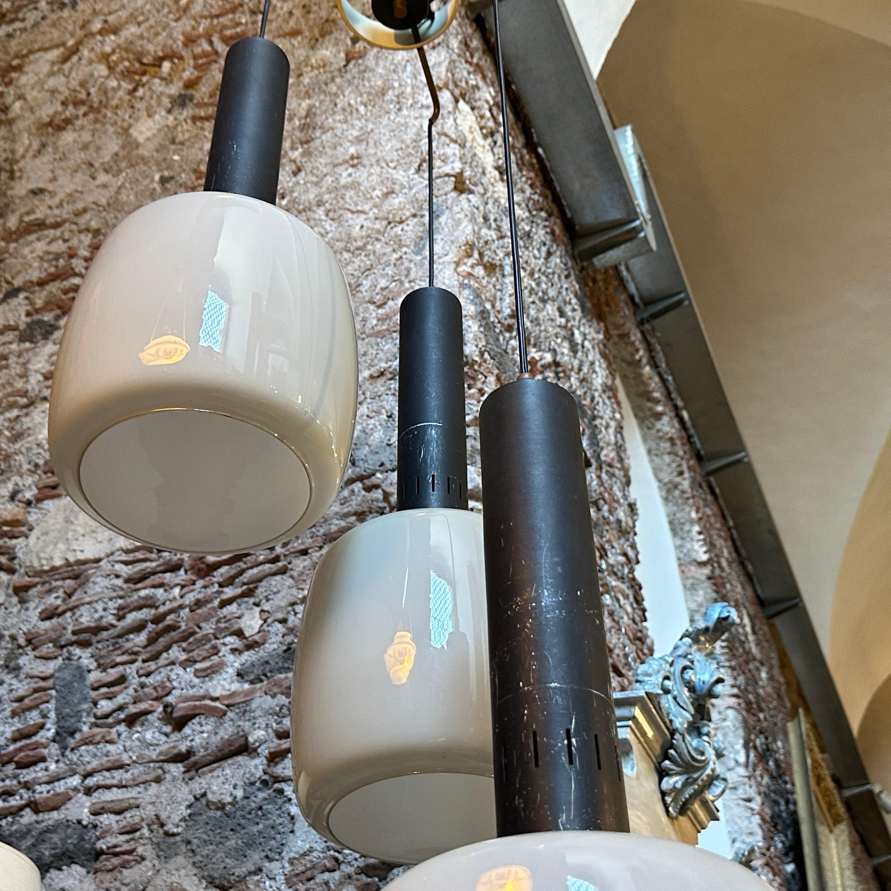 1960s Stilnovo Attributed Mid-Century Modern Gray Opaline Italian Chandelier For Sale 8