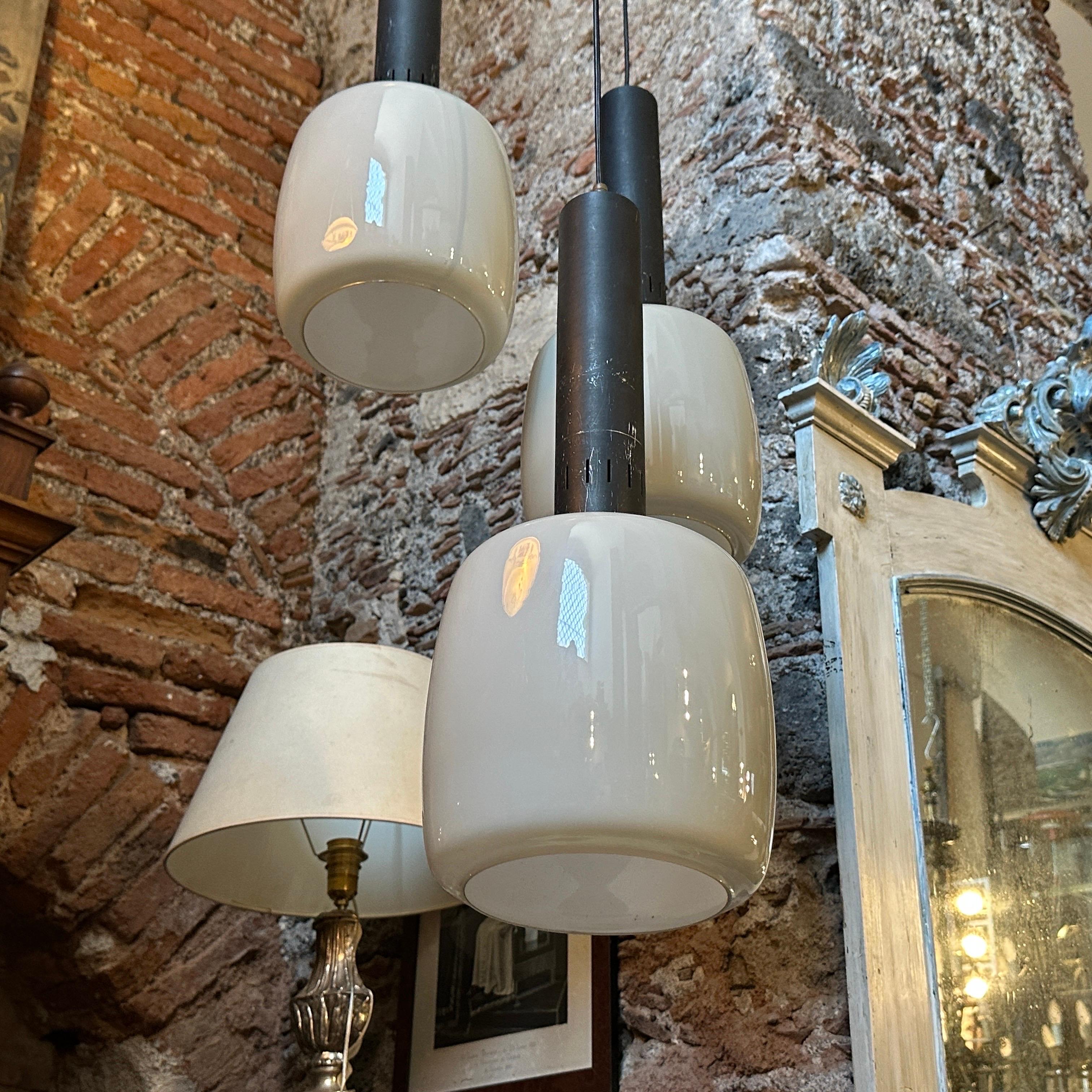 1960s Stilnovo Attributed Mid-Century Modern Gray Opaline Italian Chandelier In Good Condition For Sale In Aci Castello, IT
