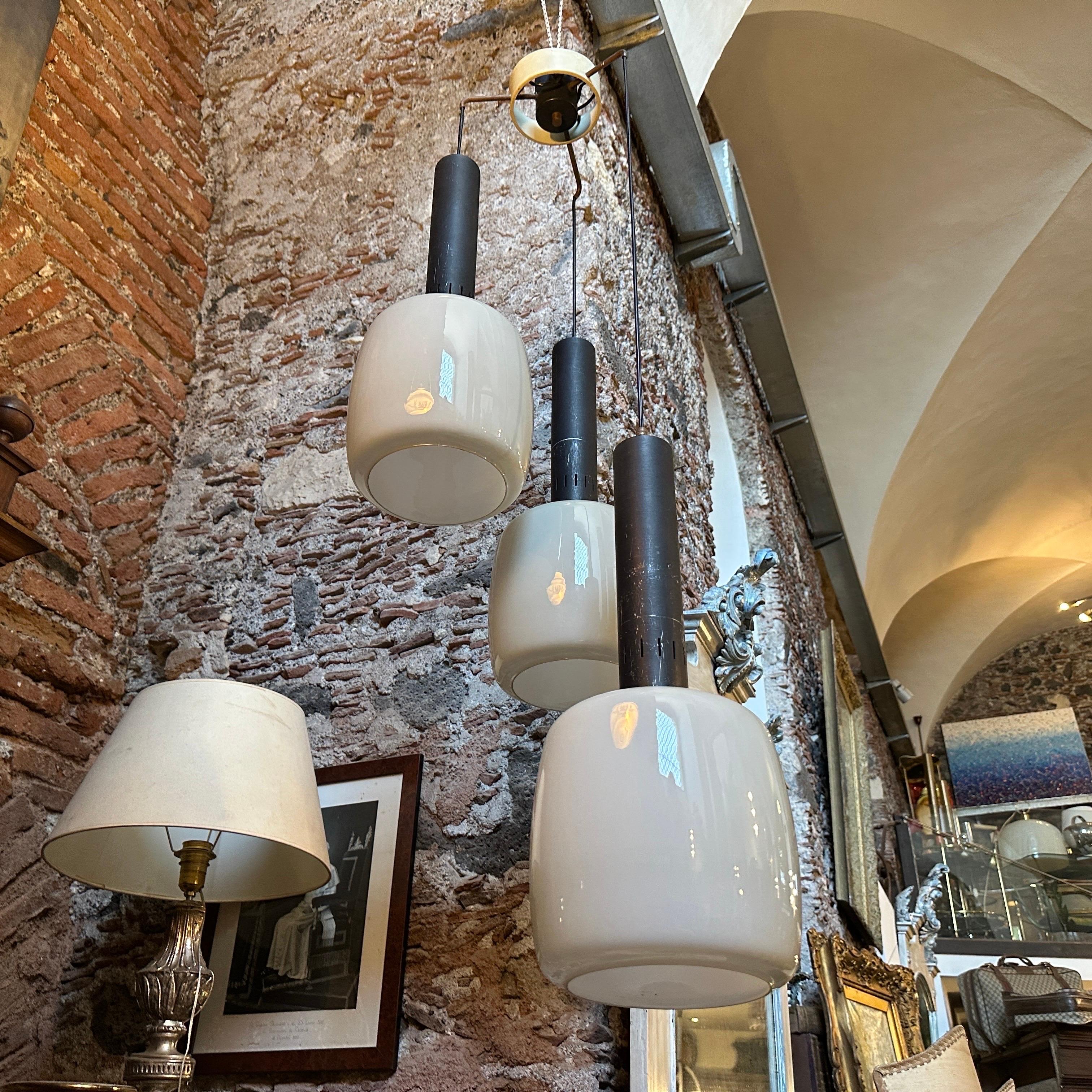 1960s Stilnovo Attributed Mid-Century Modern Gray Opaline Italian Chandelier For Sale 3