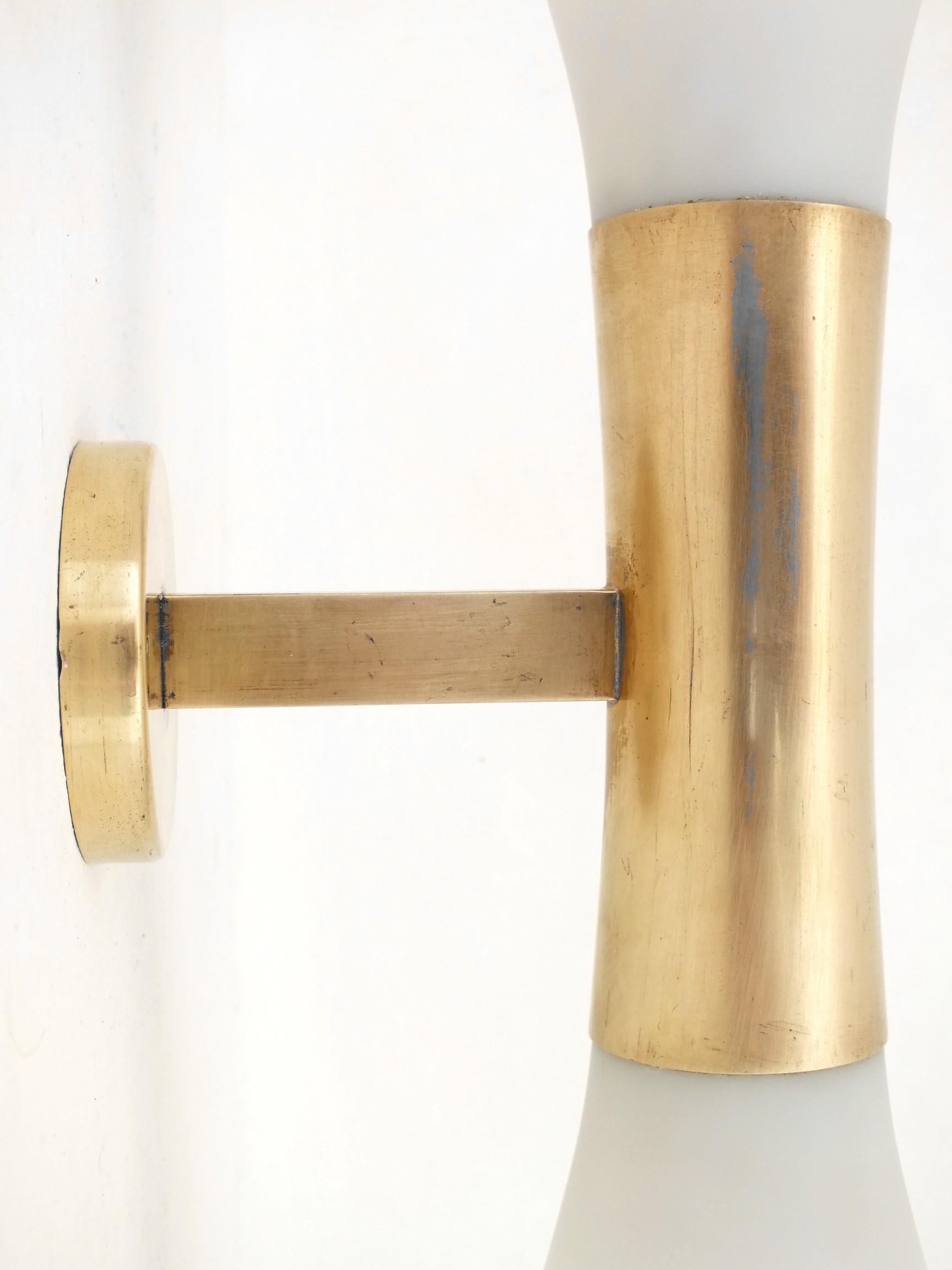 Stilnovo Italia produzione design, lampada da parete extra size design Bruno Gatta anni '50

 Materiale: vetro bianco e struttura in ottone in perfette condizioni vintage

 Misura 27 pollici di altezza x 6 pollici di larghezza x 8 pollici di