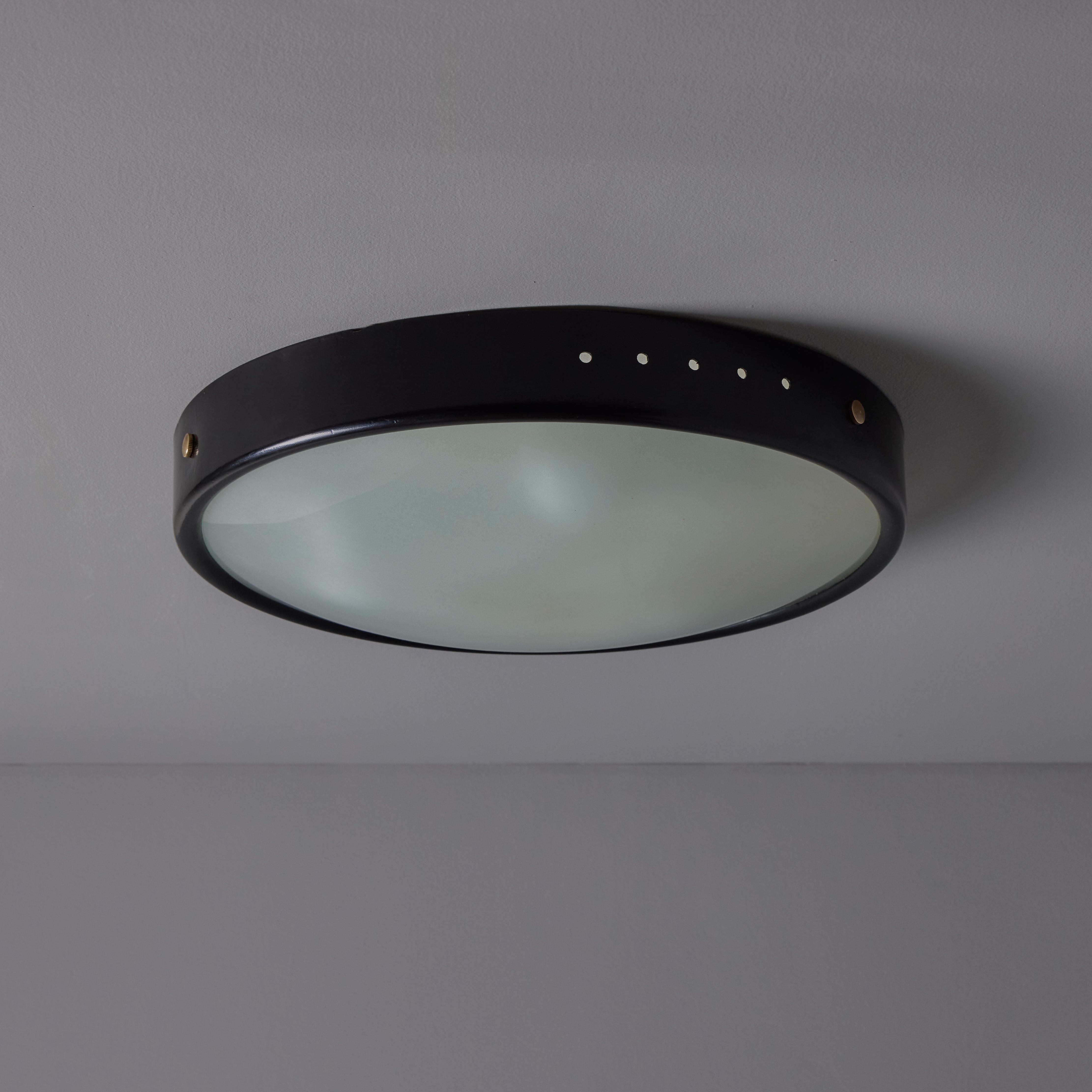 Mid-Century Modern Plafonnier des années 1960 en métal noir perforé et verre opalin Stilnovo en vente