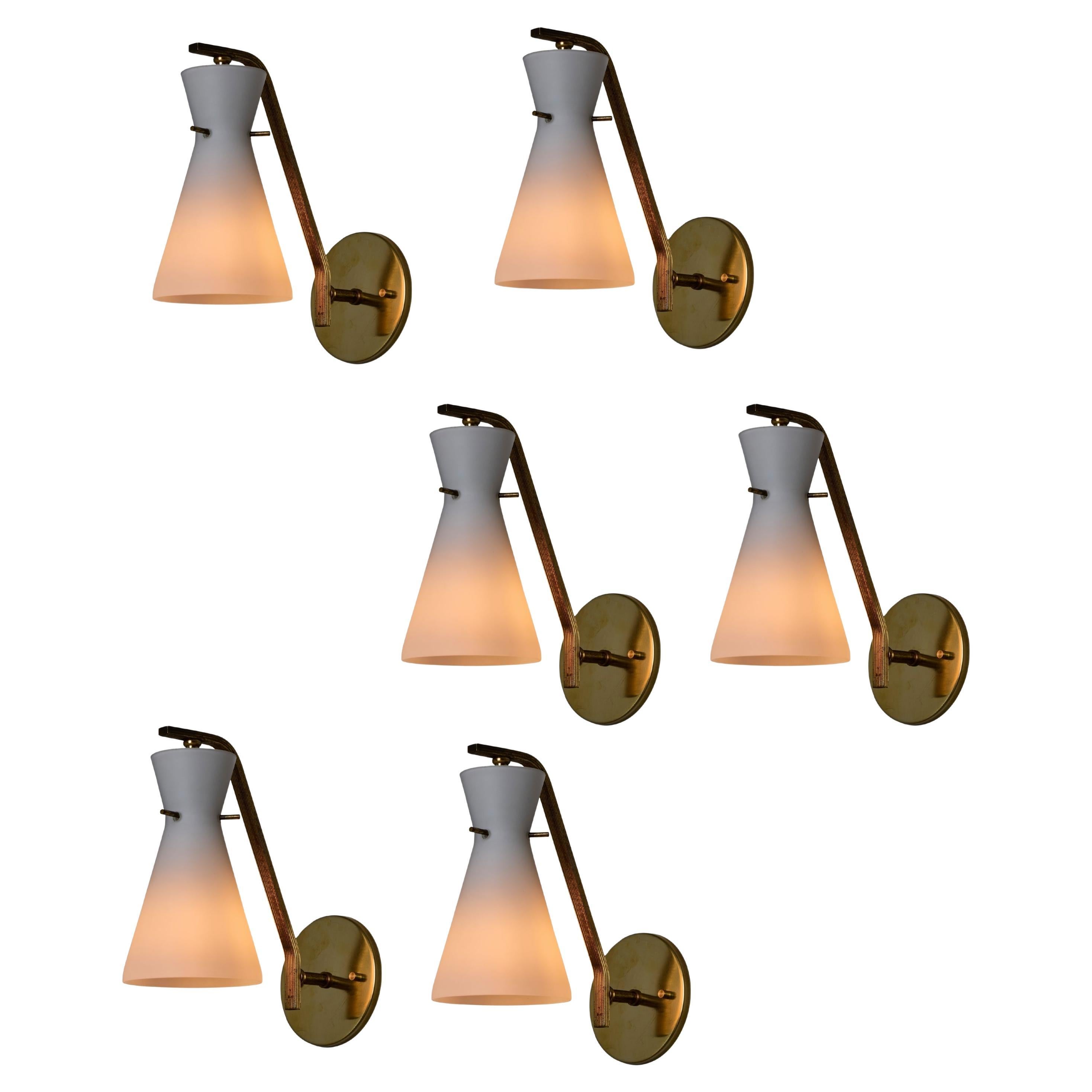 Lampada da parete scultorea in vetro opalino e ottone dello Stilnovo del 1960 in vendita