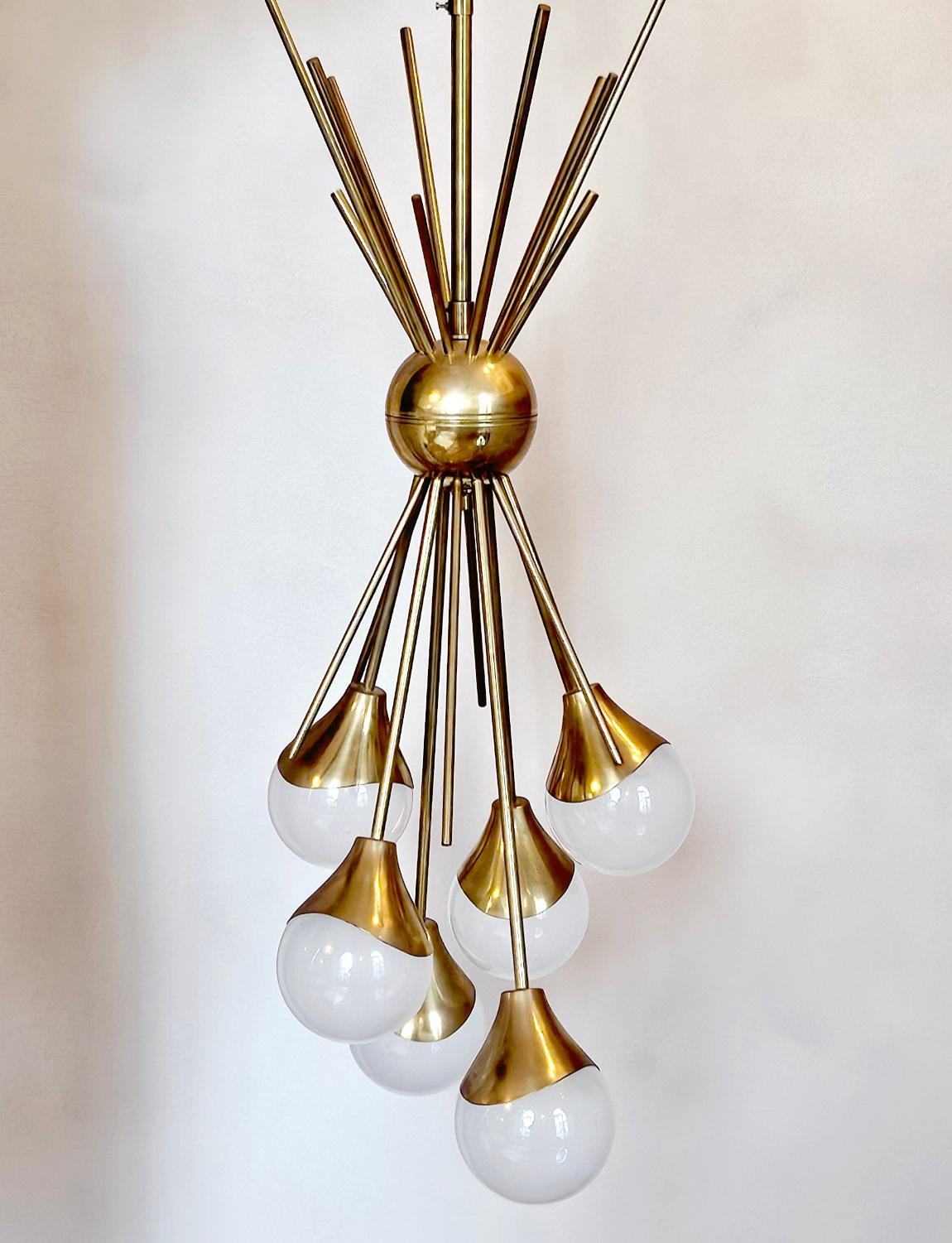Una excepcional lámpara de techo de latón macizo de los años 60 de Stilnovo. Fabricado con seis bastoncillos de latón, cada uno con una bola luminosa de cristal de murano soplado a mano en el extremo. Esta lámpara de araña Stilnovo, original de los
