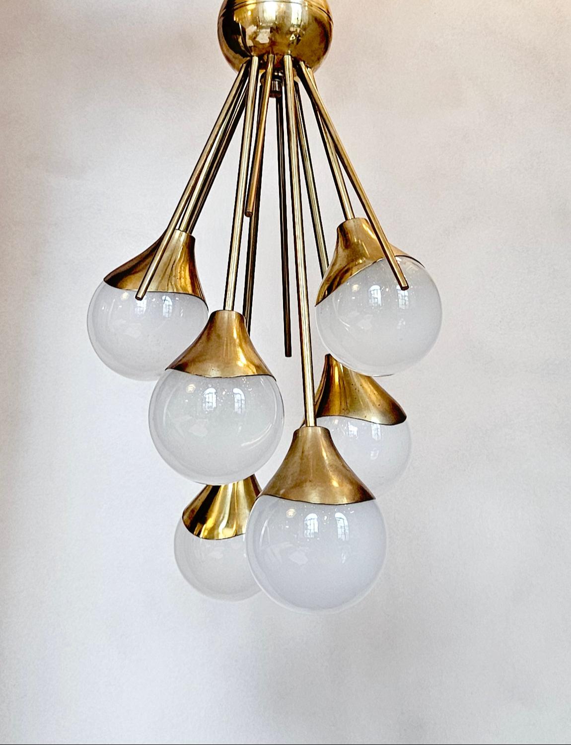 Lámpara de techo de latón con seis bolas de Murano Stilnovo de los años 60 Italiano en venta