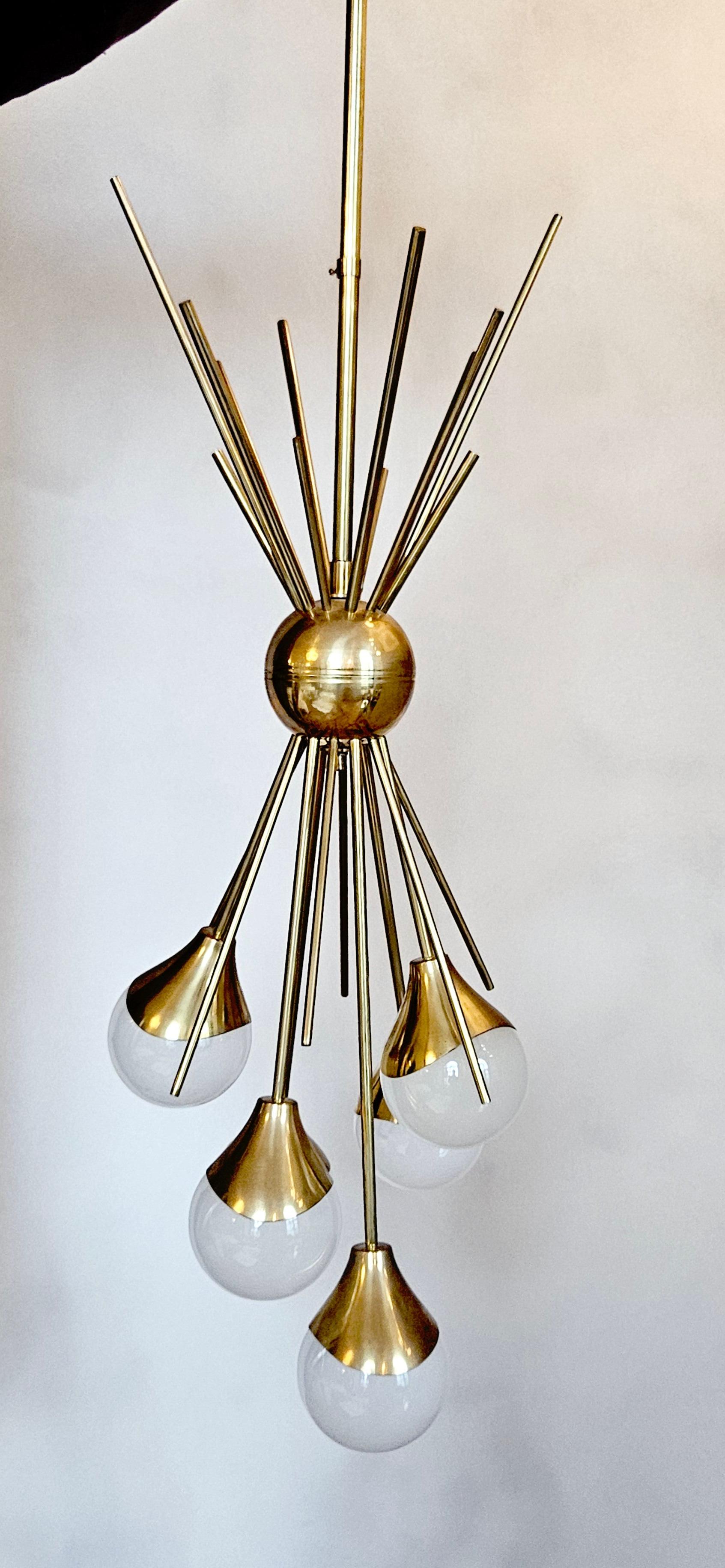 Lámpara de techo de latón con seis bolas de Murano Stilnovo de los años 60 Latón en venta
