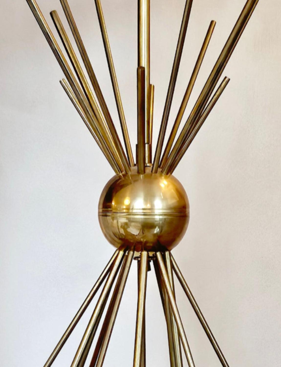 Lámpara de techo de latón con seis bolas de Murano Stilnovo de los años 60 en venta 2
