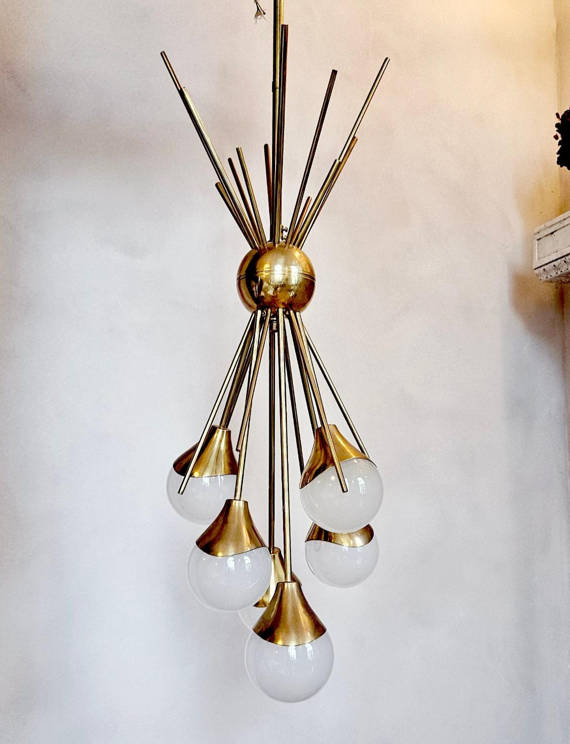 Lámpara de techo de latón con seis bolas de Murano Stilnovo de los años 60 en venta 3