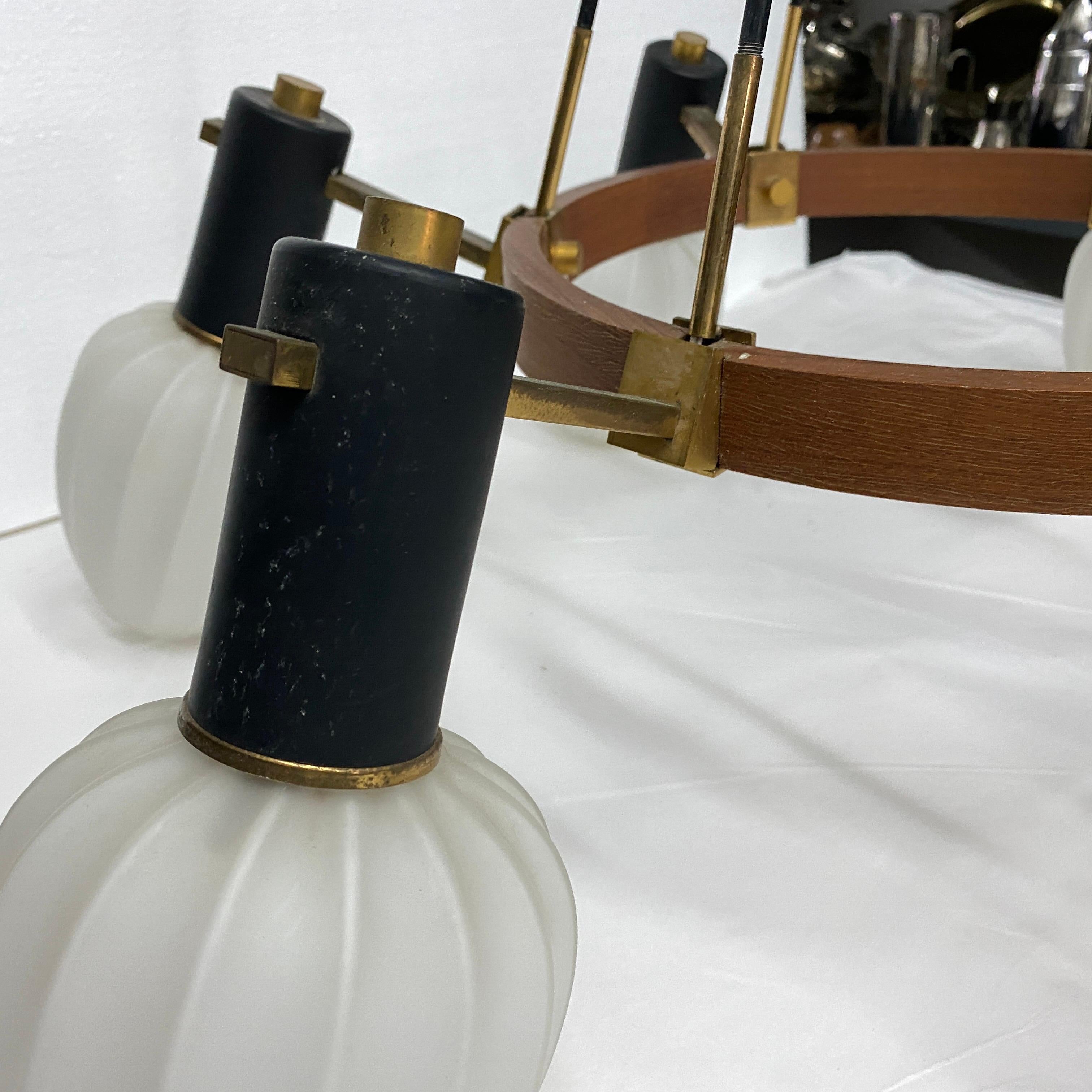 1960s Stilnovo Style Mid-Century Modern Brass Teak and Glass Italian Chandelier For Sale 4