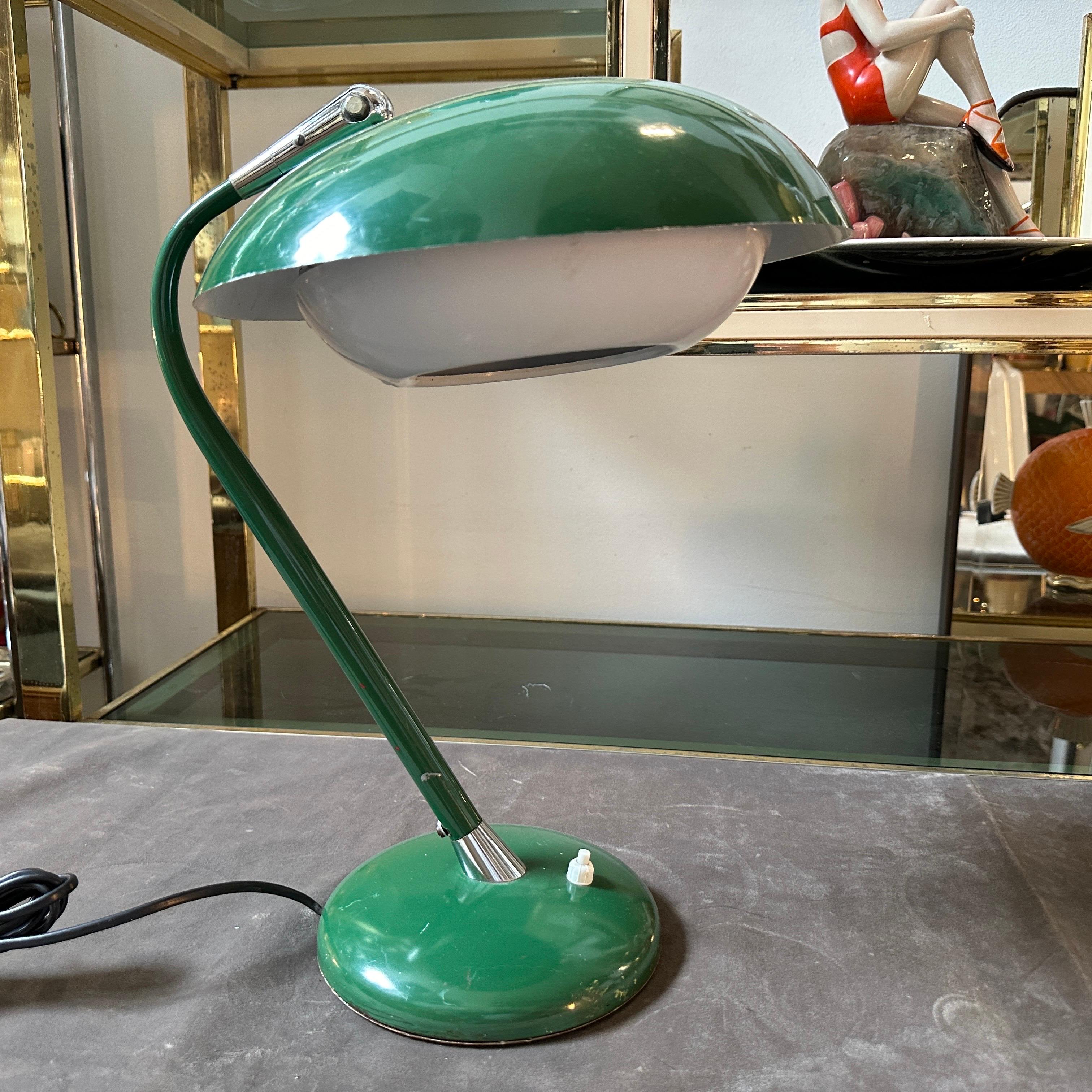 1960s Stilnovo Style Mid-Century Modern Green Painted Metal Italian Table lamp For Sale 4
