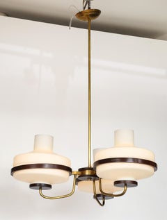 Lampadario italiano in noce e ottone in stile Stilnovo degli anni '60
