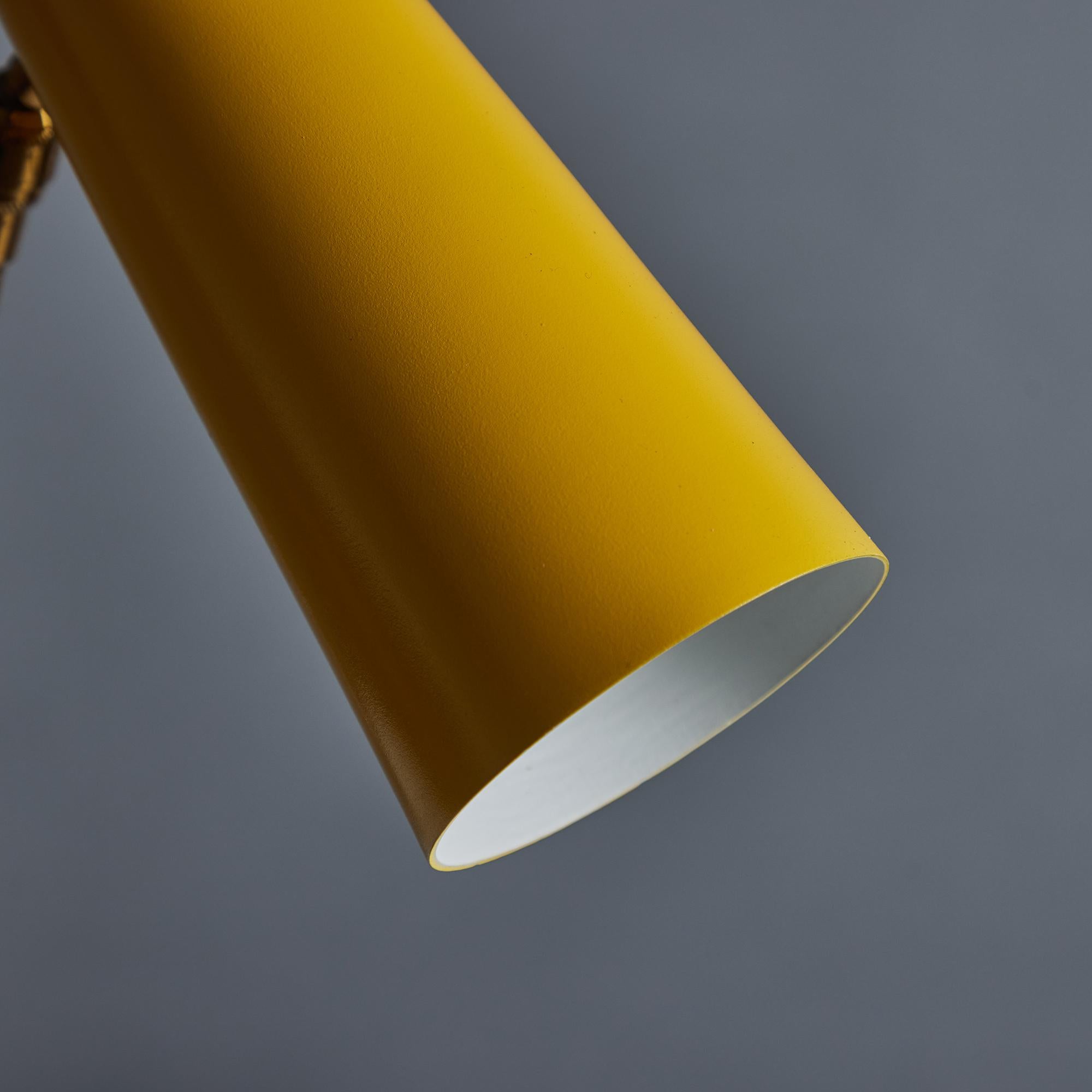 Lampe de bureau conique Stilux des années 1960 en métal jaune et laiton en vente 2