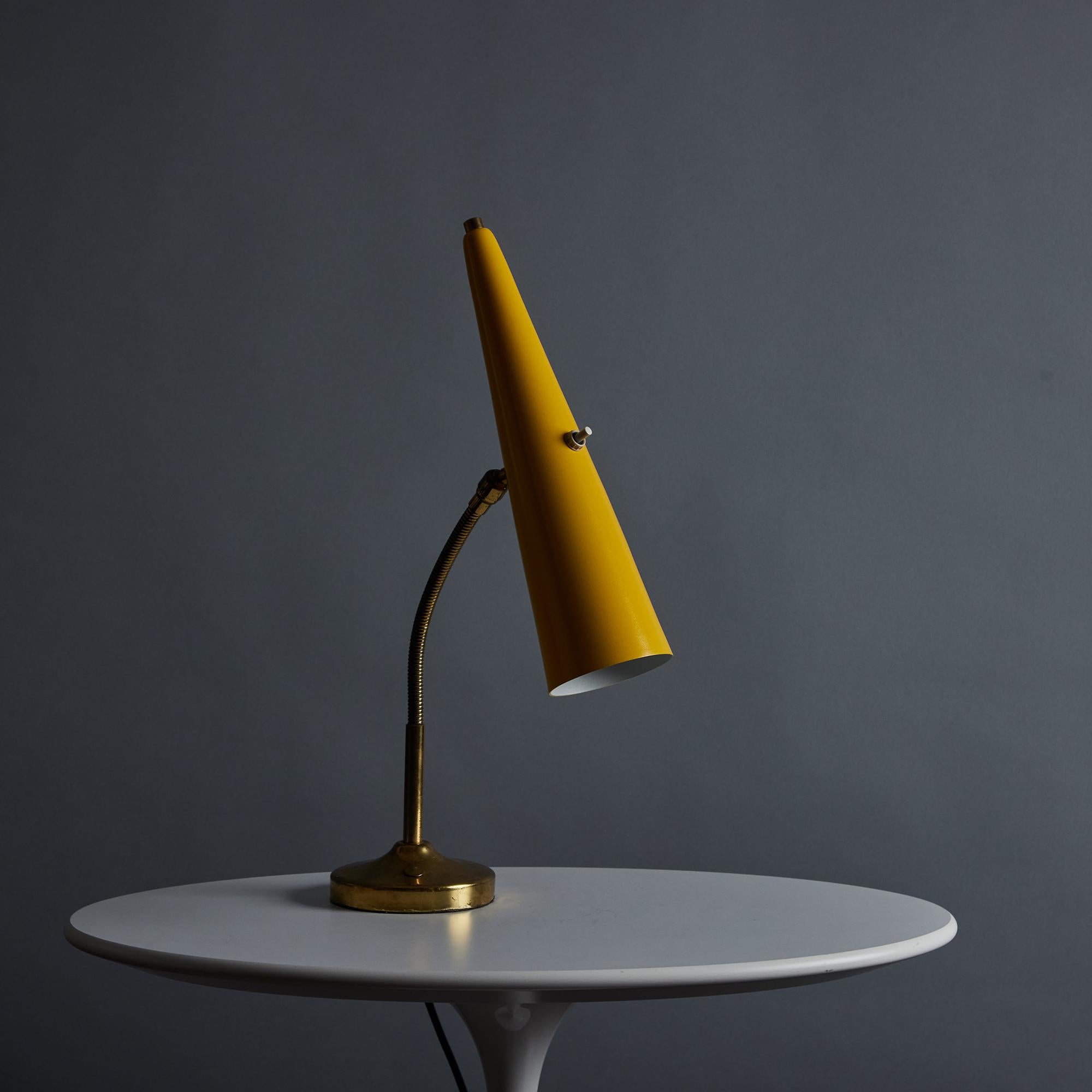 Mid-Century Modern Lampe de bureau conique Stilux des années 1960 en métal jaune et laiton en vente