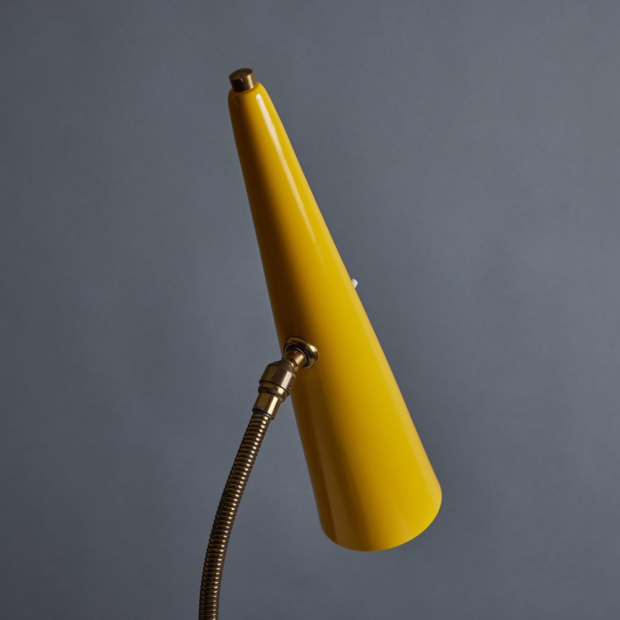 Milieu du XXe siècle Lampe de bureau conique Stilux des années 1960 en métal jaune et laiton en vente
