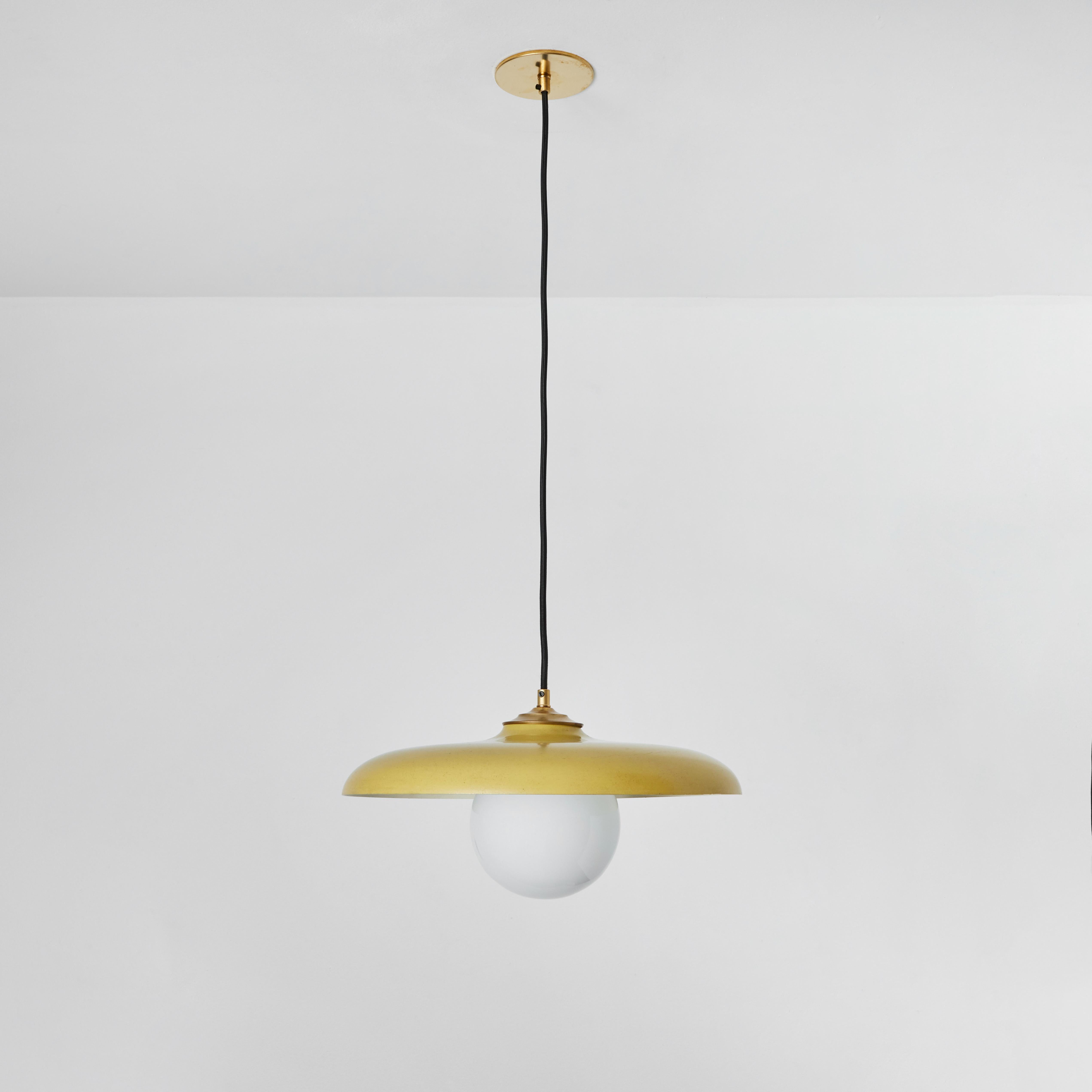 Peint Lampe à suspension Stilux Milano en métal peint en jaune et verre opalin, années 1960 en vente