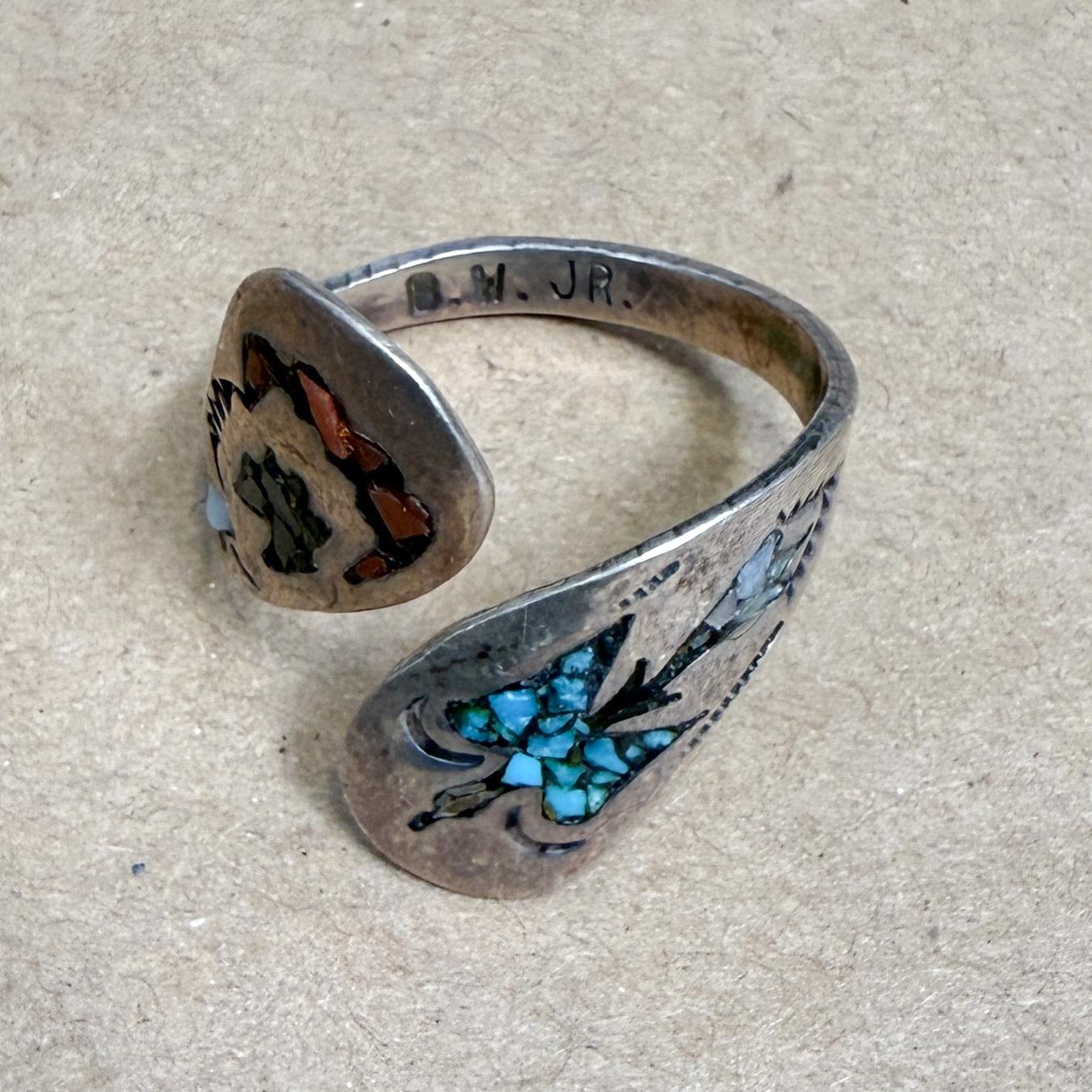 Sculptural Sterling Silver Inlay Wrap Ring
design features turquoise, onyx, quartz & coral.
stamped B W JR
Native American silversmith Bryant Waatsa Jr
1 d x .88 w/diameter
size 10 1/2
Preowned vintage, refer to all images
