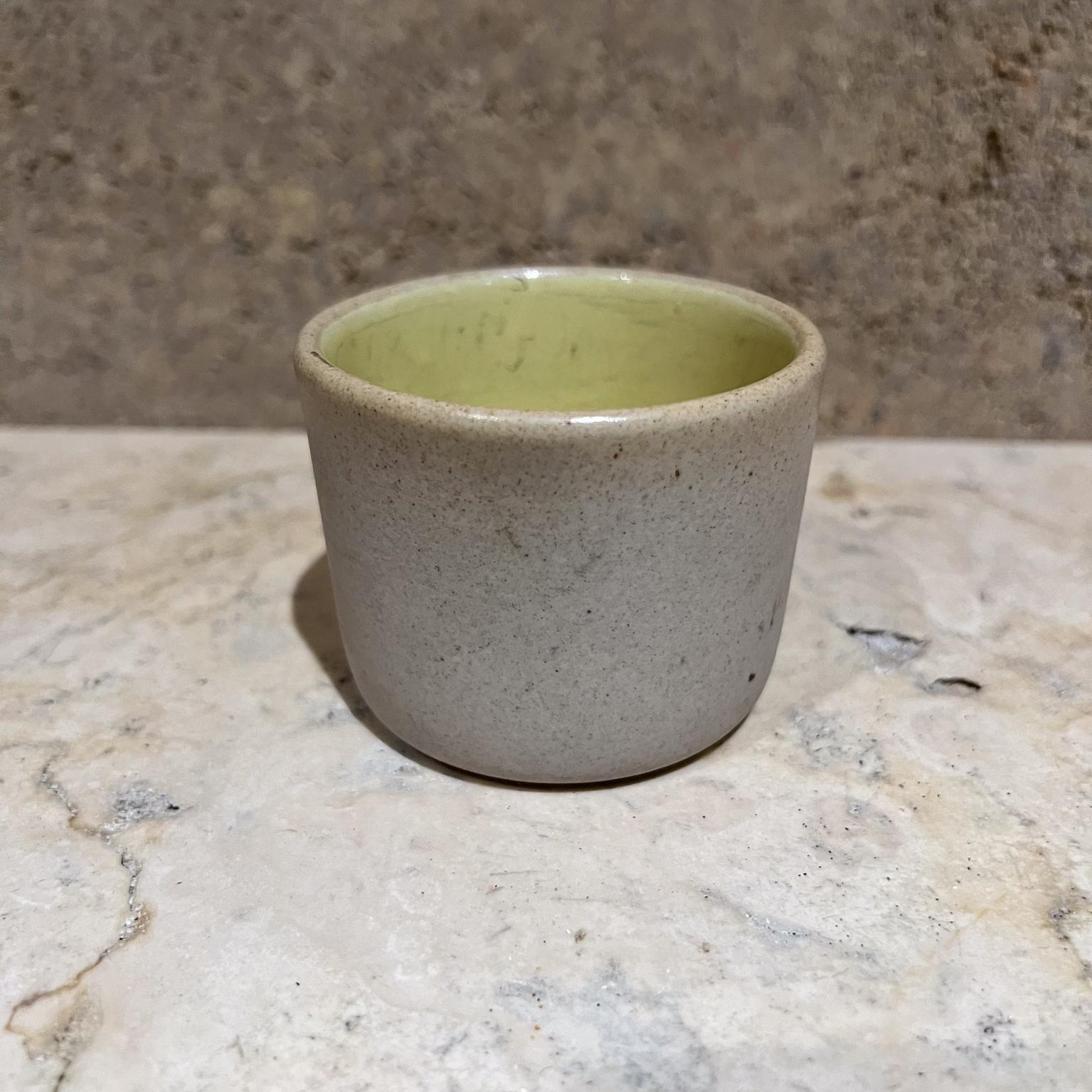 Petite Pigeon Forge Tennessee Steinzeug Vase Gefäß
Hersteller gestempelt 
2,25 hoch x 2,75 hoch Zoll
Originaler, unrestaurierter Zustand.
Siehe Bilder.

  