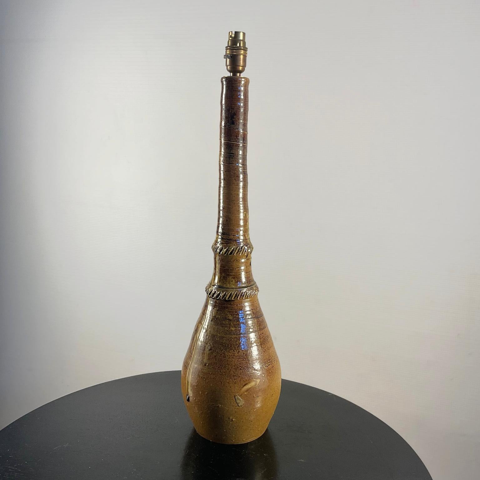 Tischlampe aus Steingut der 1960er Jahre aus der französischen Region 