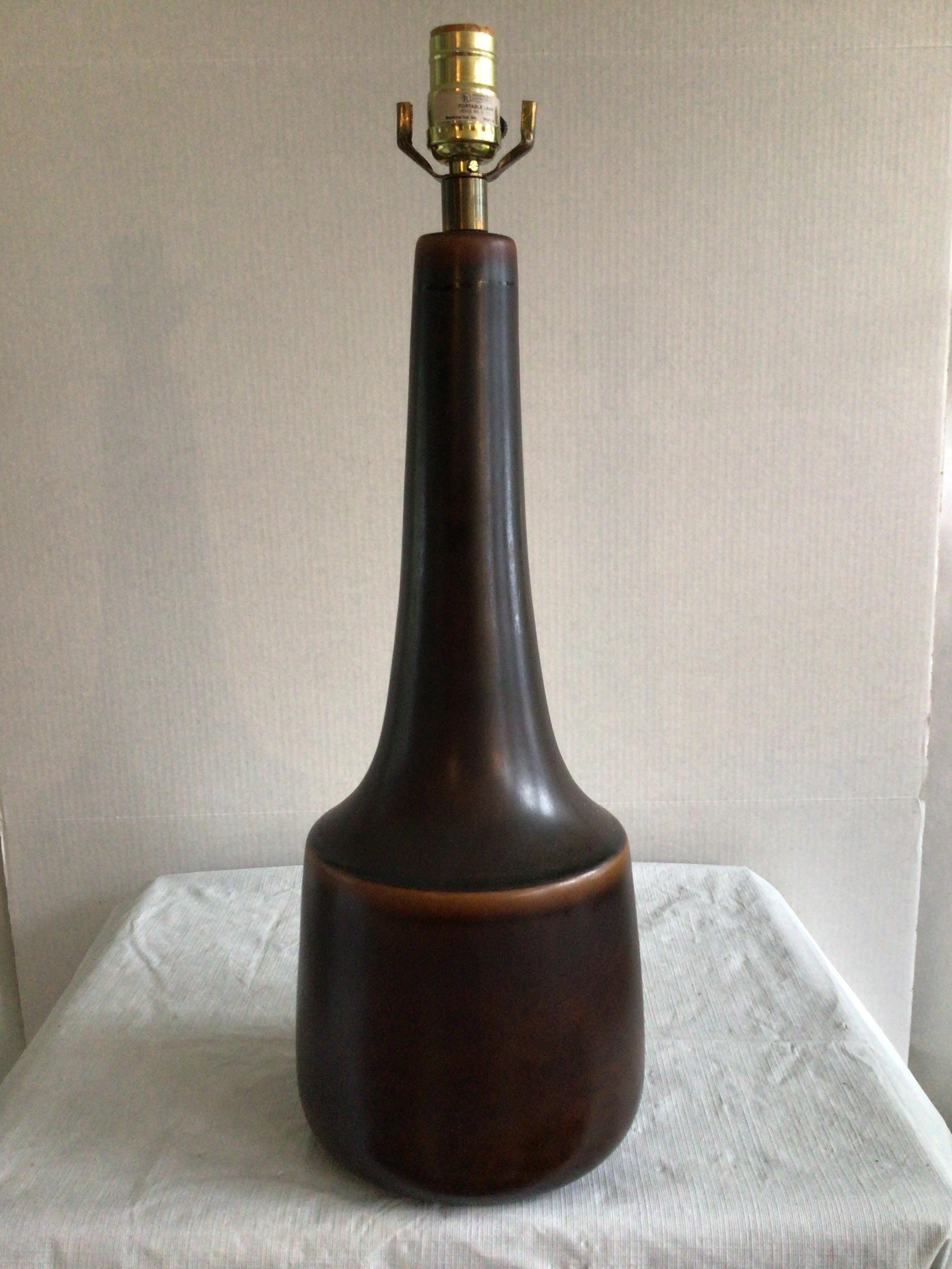 Lampe de table en grès des années 1960 en deux tons de Brown
Parfaitement adapté à un cadre moderne ou traditionnel.
Hauteur au sommet de la prise
Le câblage doit être refait