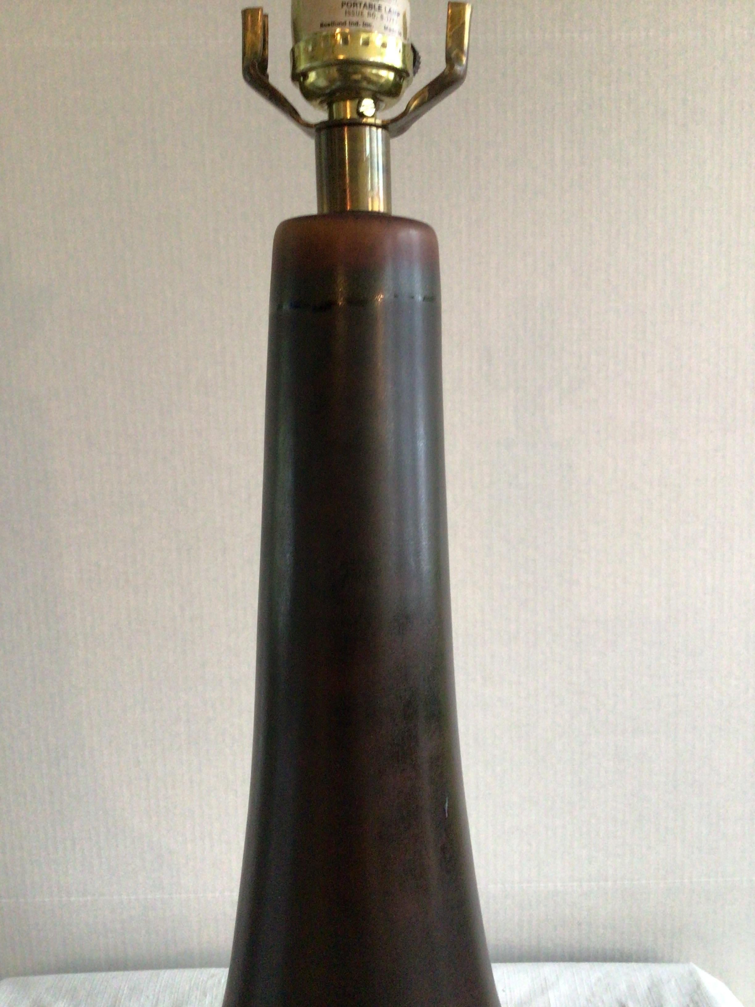 Lampe de table en grès des années 1960 en deux tons de Brown Bon état - En vente à Tarrytown, NY
