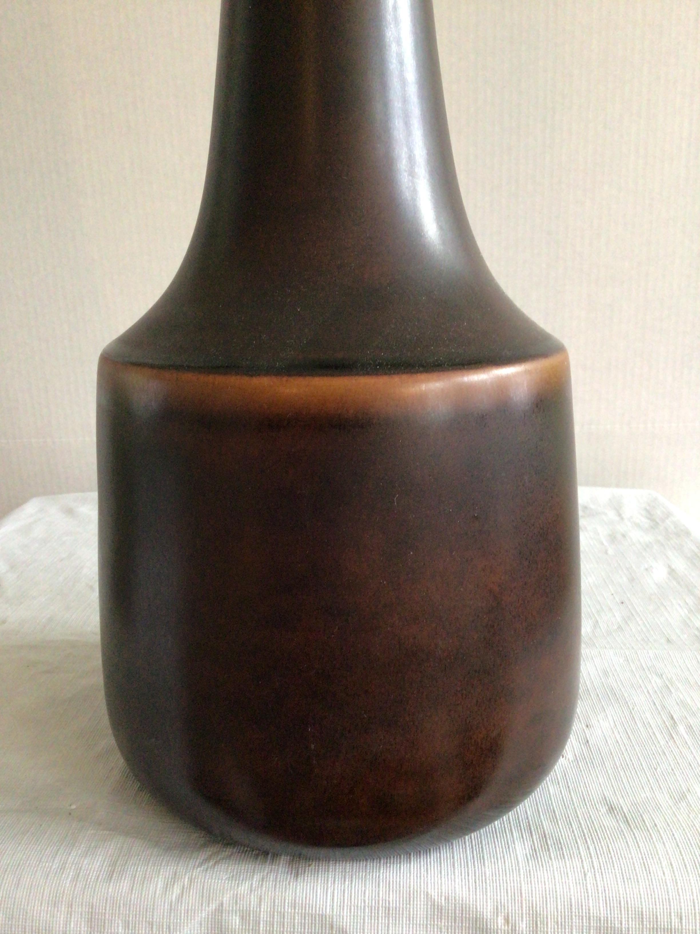 Milieu du XXe siècle Lampe de table en grès des années 1960 en deux tons de Brown en vente