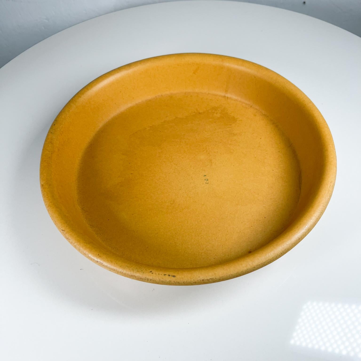 1960s Stoneware Yellow Dish by Bennington Potters 1883 Vermont In Good Condition In Chula Vista, CA