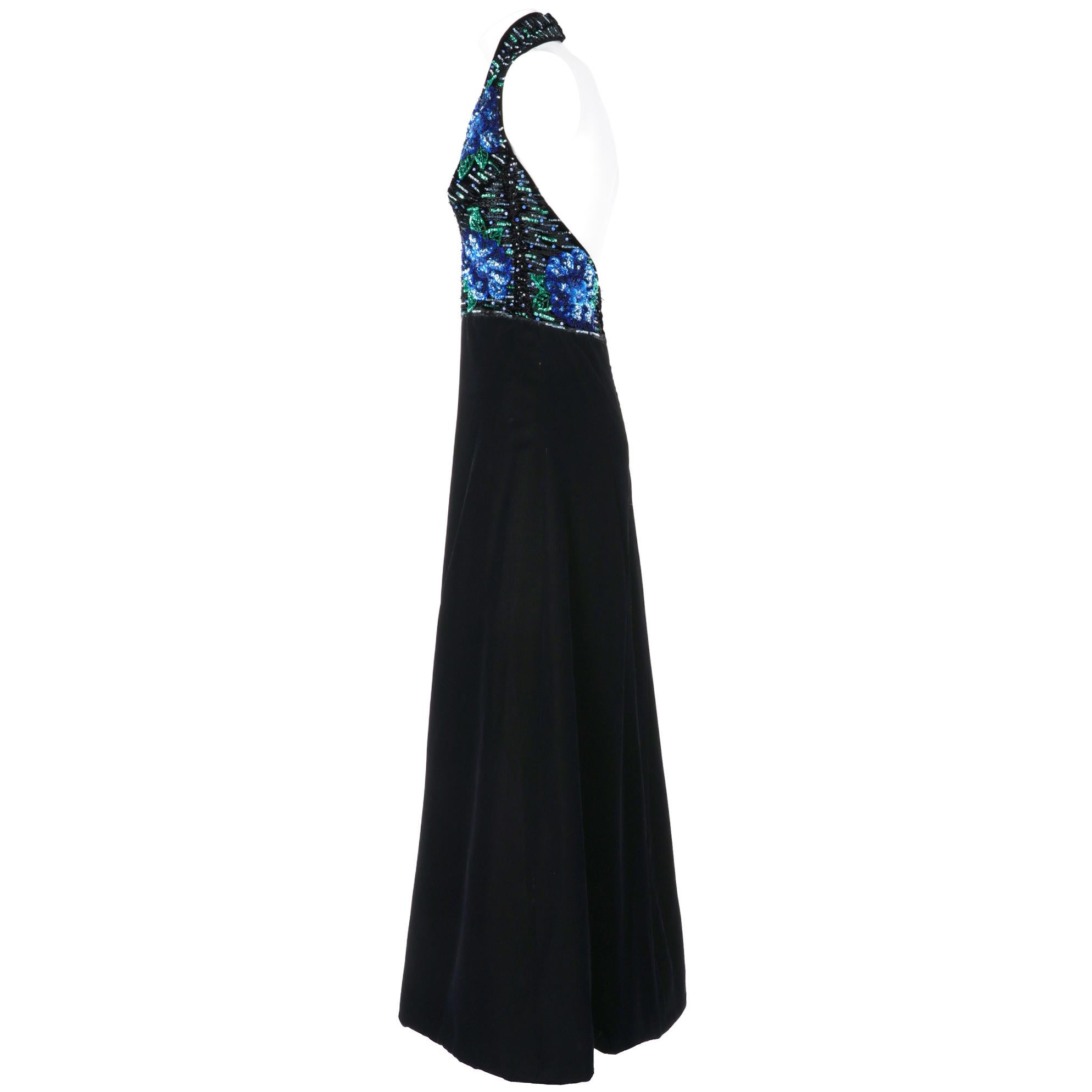 Stop Sénès long dress with empire black cotton velvet skirt and top with decorative stitching and sequins and rhinestones in shades of blue, light blue and green, V-neck and back zip closure on the shoulder and hooks in the neck. Lined