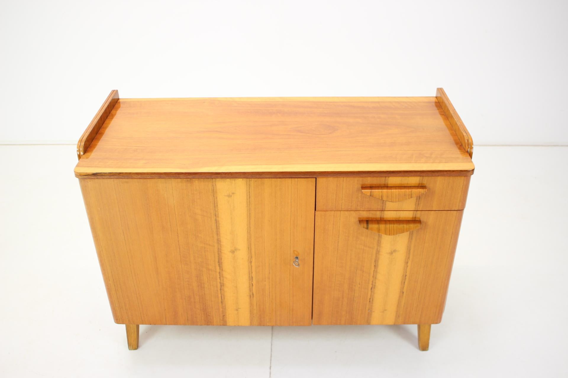 Mid-Century Modern Meuble de rangement des années 1960 de Tatra Pravenec, conçu par F.Jirak, Tchécoslovaquie en vente