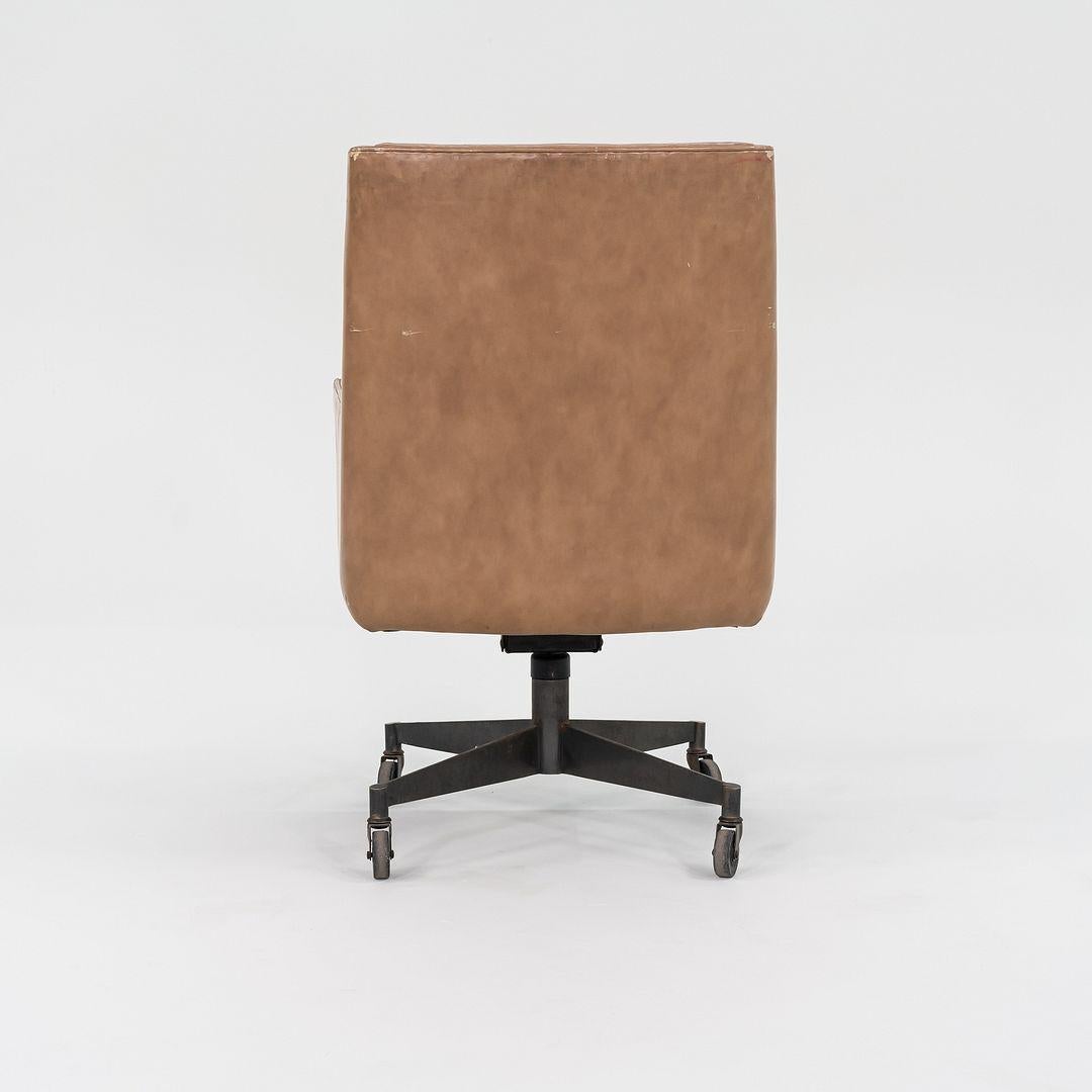 Sedie da ufficio Stow & Davis degli anni '60 in pelle Tan con basi in bronzo 3x Disponibile in vendita 3