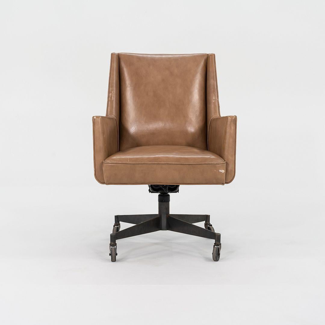Si tratta di grandi sedie da scrivania in pelle Tan con basi a quattro stelle in bronzo, prodotte da Stow & Davis Furniture di Grand Rapids, MI. negli anni '60. Il prezzo di listino comprende una sedia, ma abbiamo tre sedie disponibili per