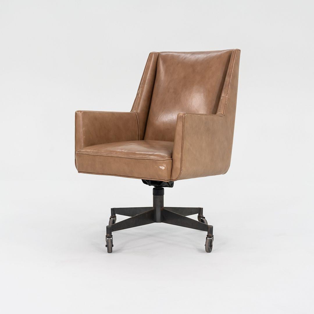 Moderno Sedie da ufficio Stow & Davis degli anni '60 in pelle Tan con basi in bronzo 3x Disponibile in vendita