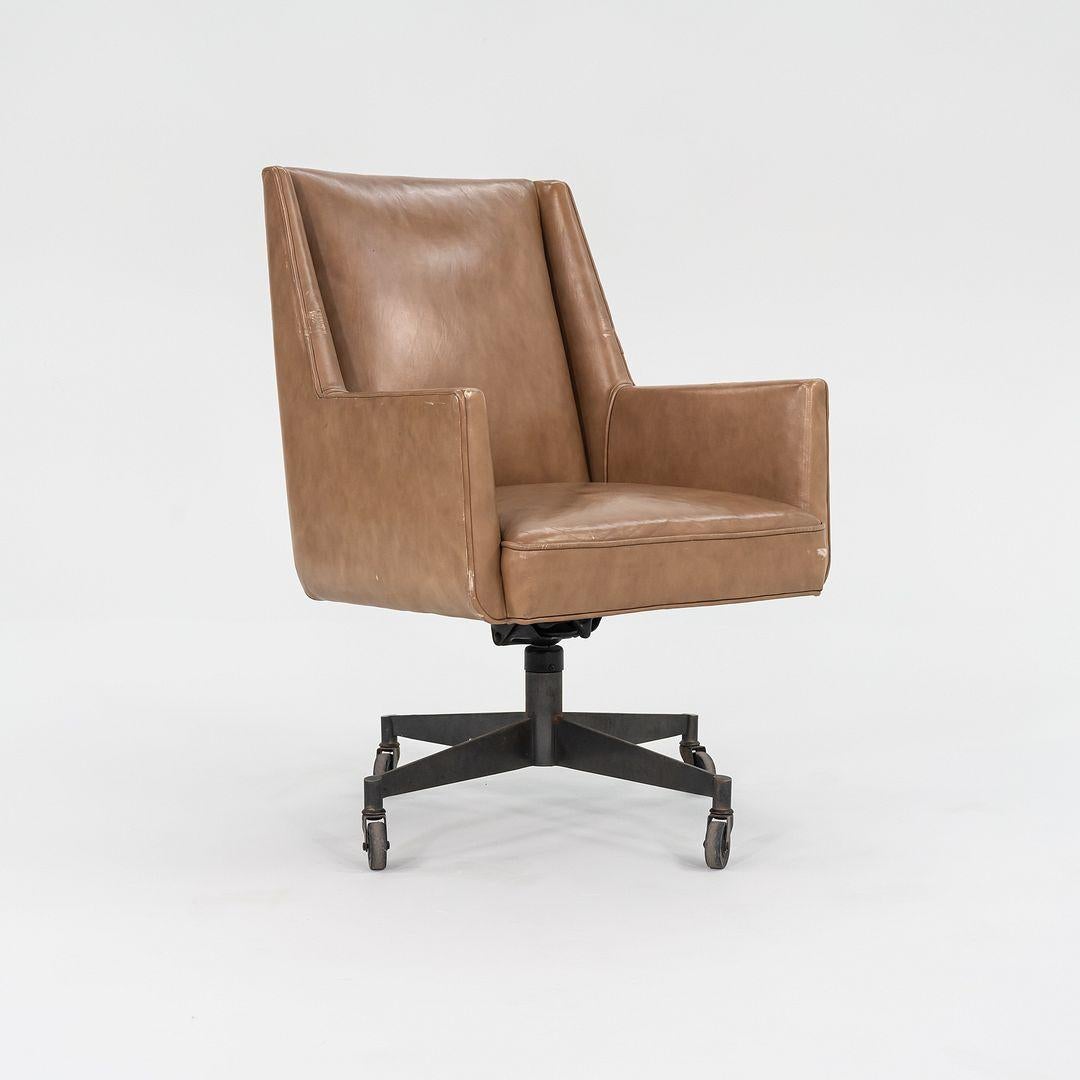Americano Sedie da ufficio Stow & Davis degli anni '60 in pelle Tan con basi in bronzo 3x Disponibile in vendita