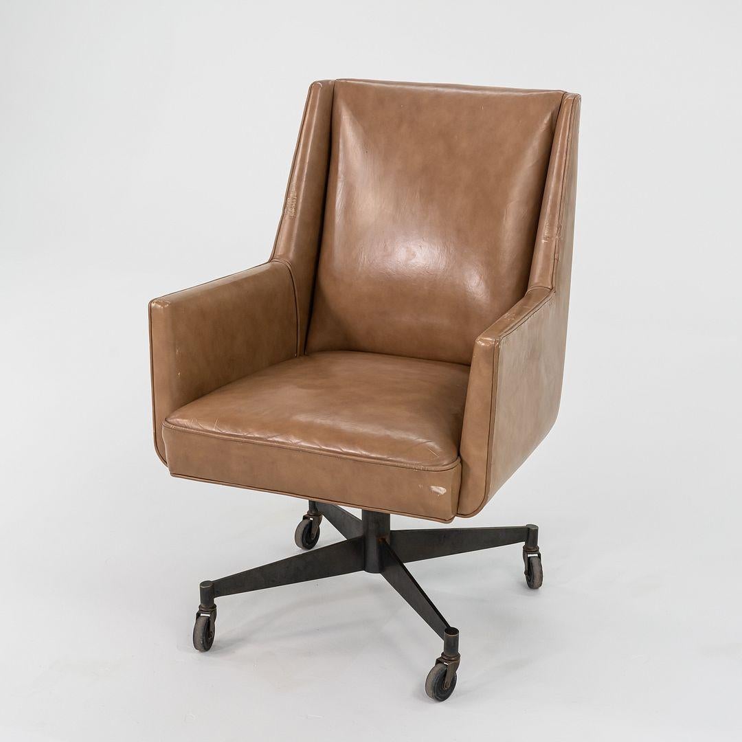 Sedie da ufficio Stow & Davis degli anni '60 in pelle Tan con basi in bronzo 3x Disponibile In condizioni buone in vendita a Philadelphia, PA