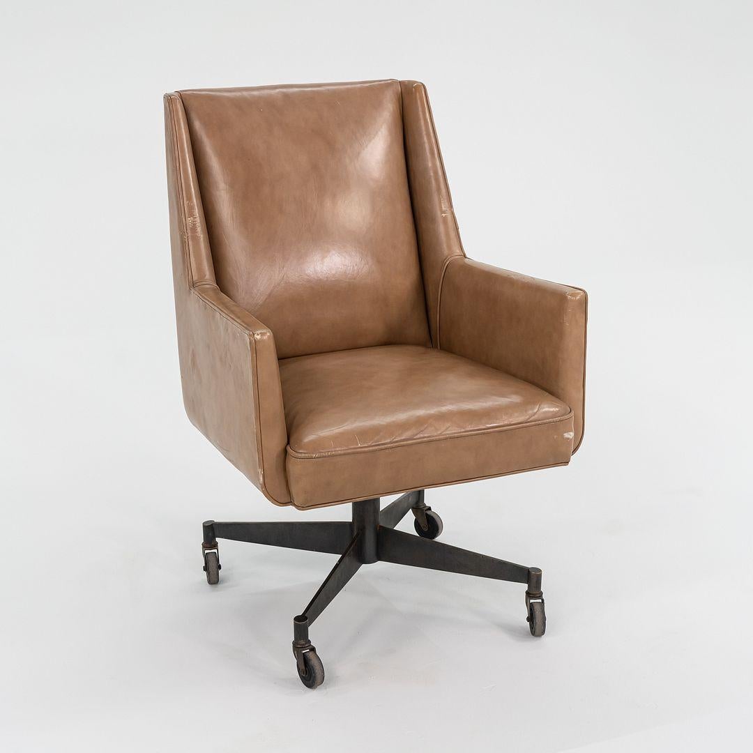 Metà XX secolo Sedie da ufficio Stow & Davis degli anni '60 in pelle Tan con basi in bronzo 3x Disponibile in vendita