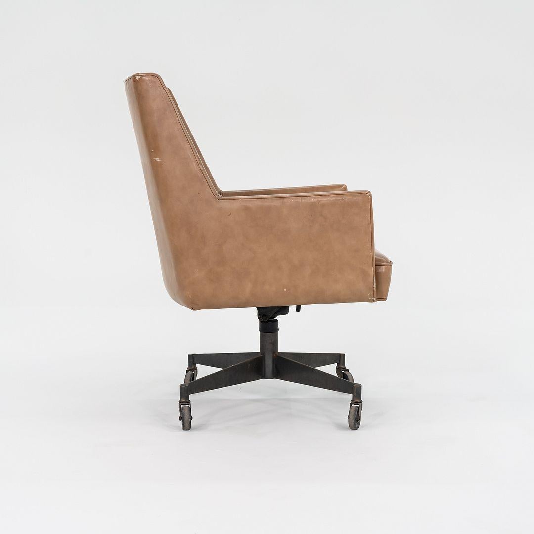Acciaio Sedie da ufficio Stow & Davis degli anni '60 in pelle Tan con basi in bronzo 3x Disponibile in vendita