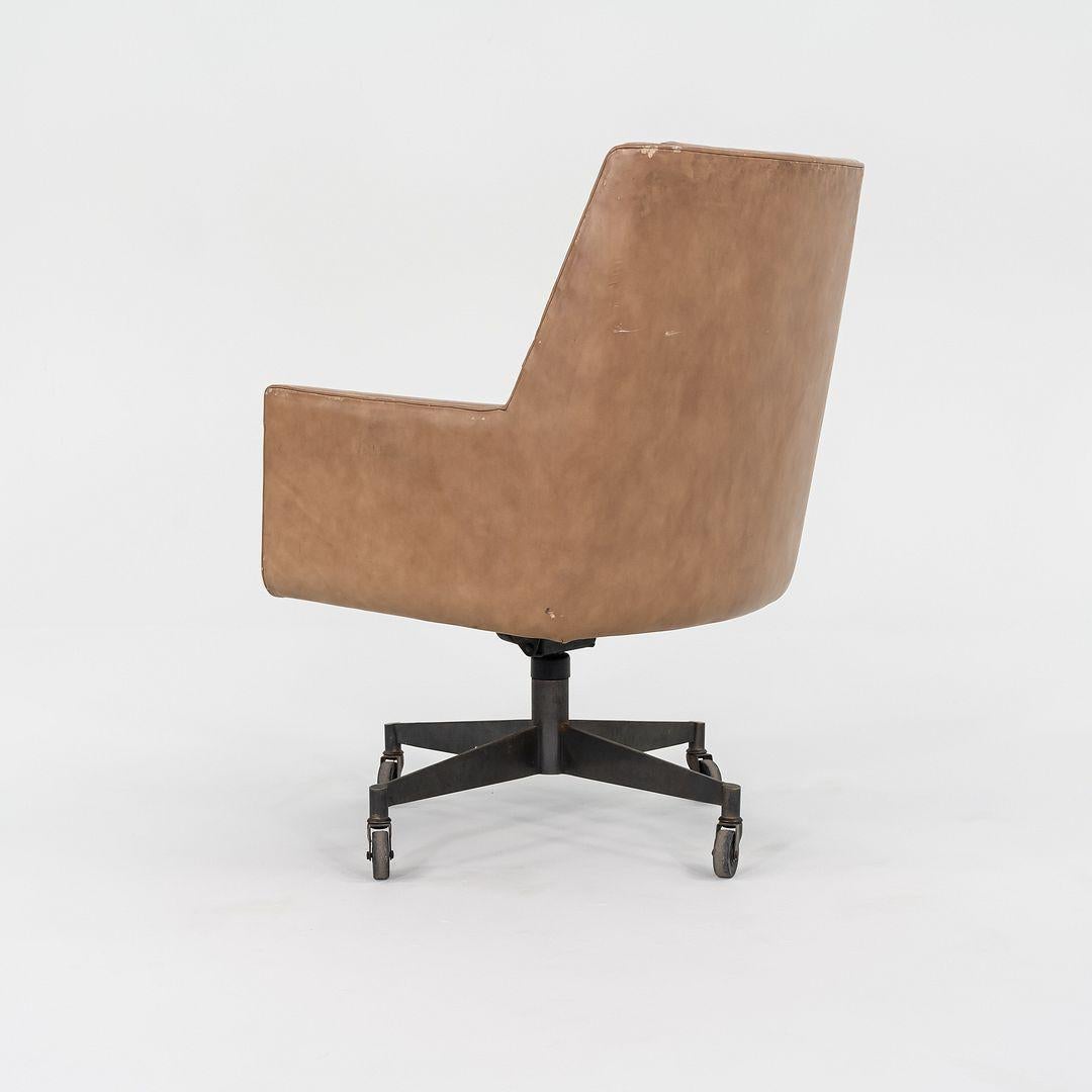 Sedie da ufficio Stow & Davis degli anni '60 in pelle Tan con basi in bronzo 3x Disponibile in vendita 1