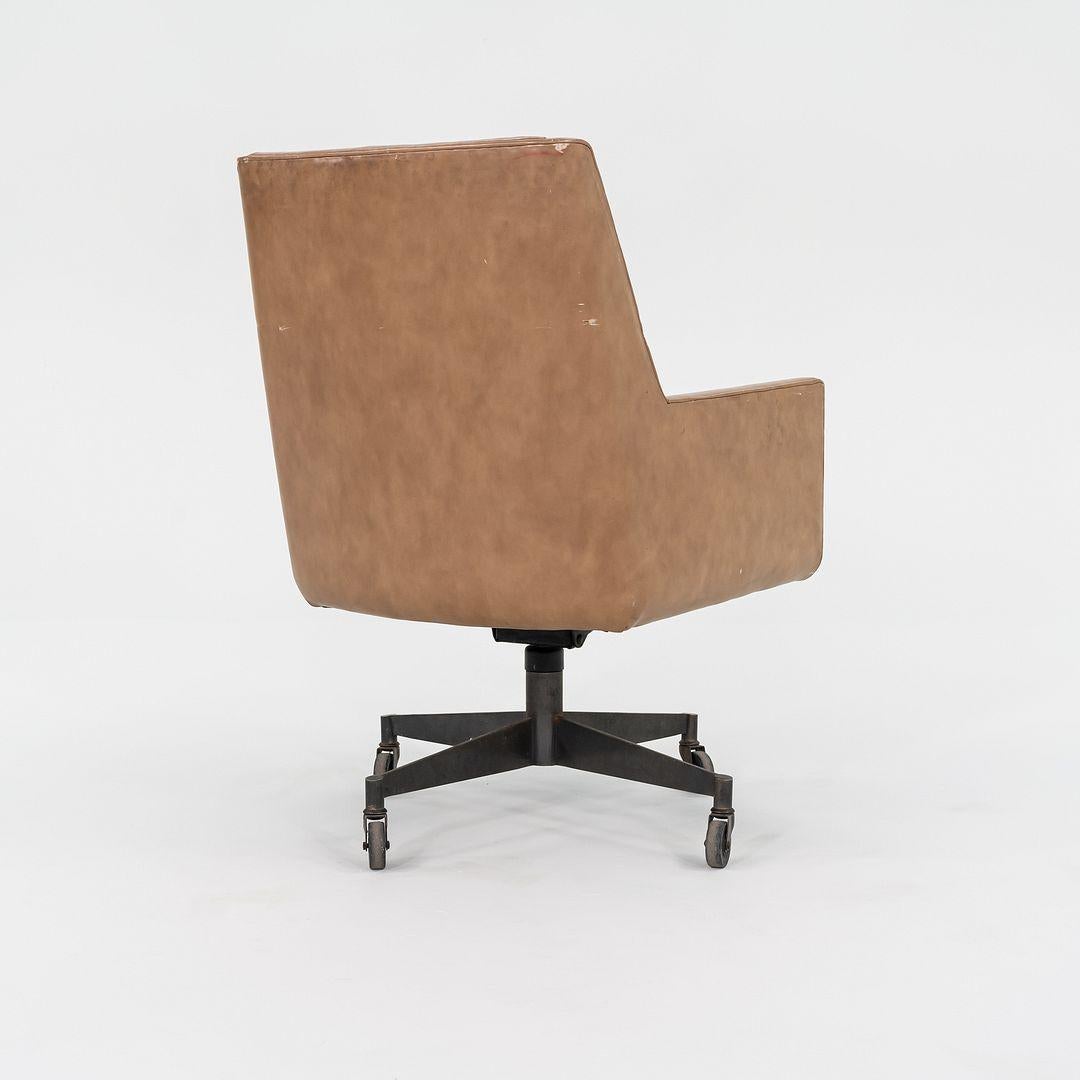 Sedie da ufficio Stow & Davis degli anni '60 in pelle Tan con basi in bronzo 3x Disponibile in vendita 2