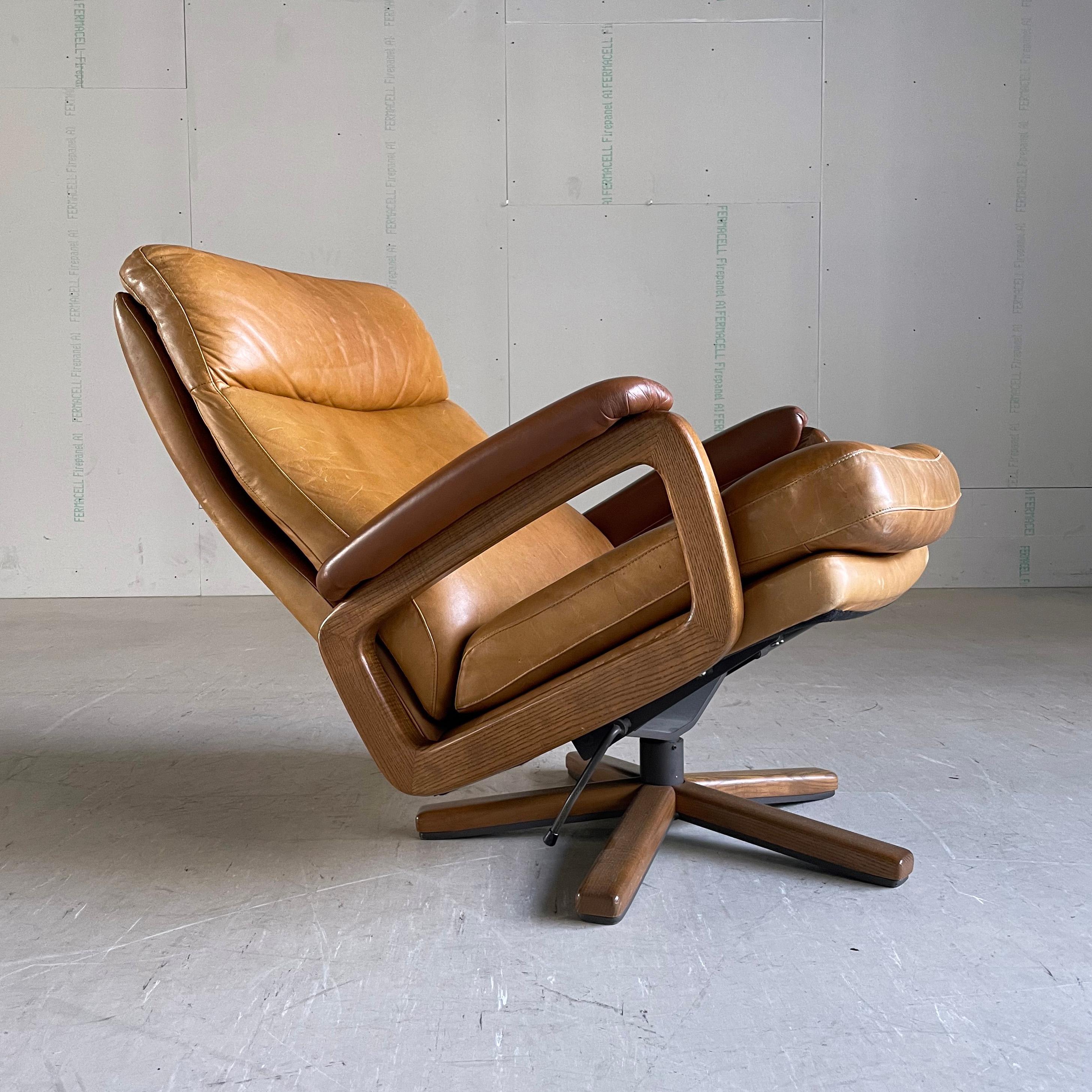 1960’s Strässle reclining leather Lounge Chair - André Vandenbeuck For Sale 3