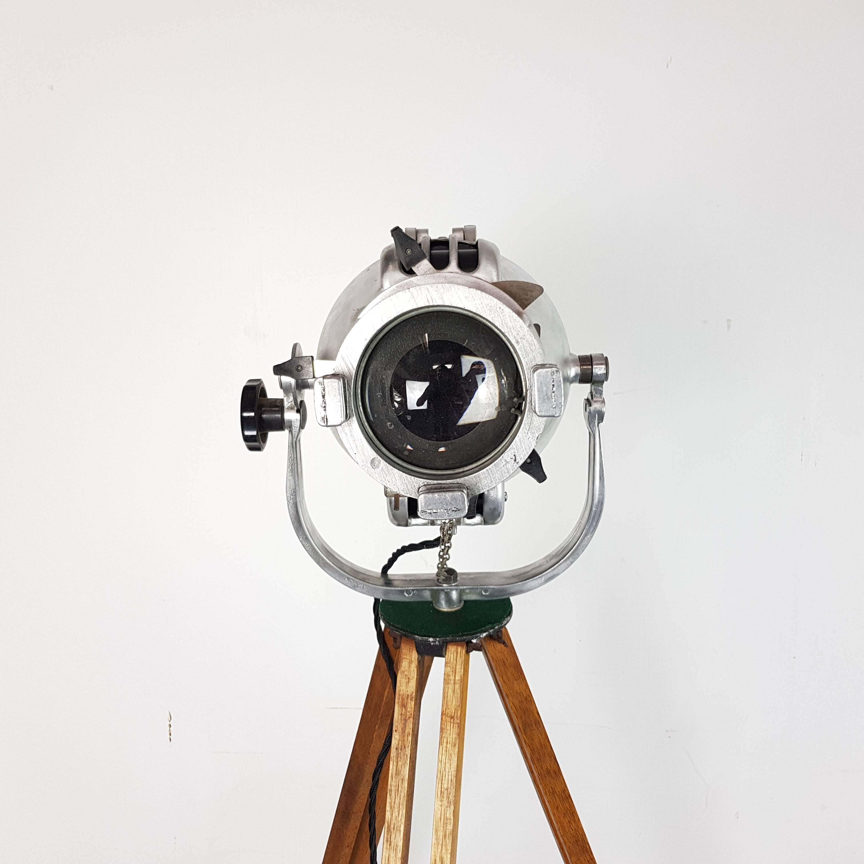 1960s Stripped and Polished Strand 23 Theatre Light on Vintage Wooden Tripod In Good Condition For Sale In Lewes, East Sussex