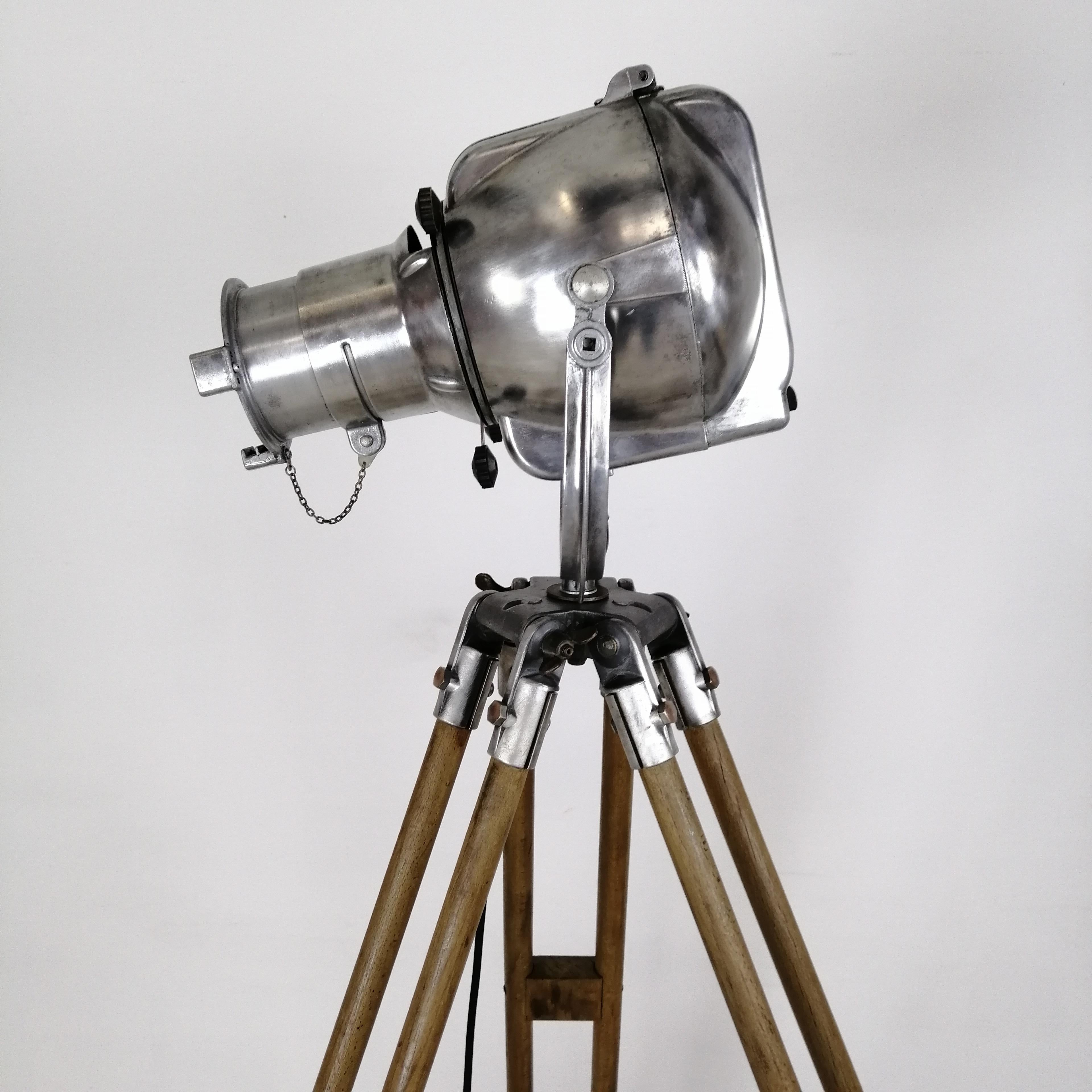 1960s Stripped and Polished Strand 23 Theatre Light on Vintage Wooden Tripod In Good Condition In Lewes, East Sussex