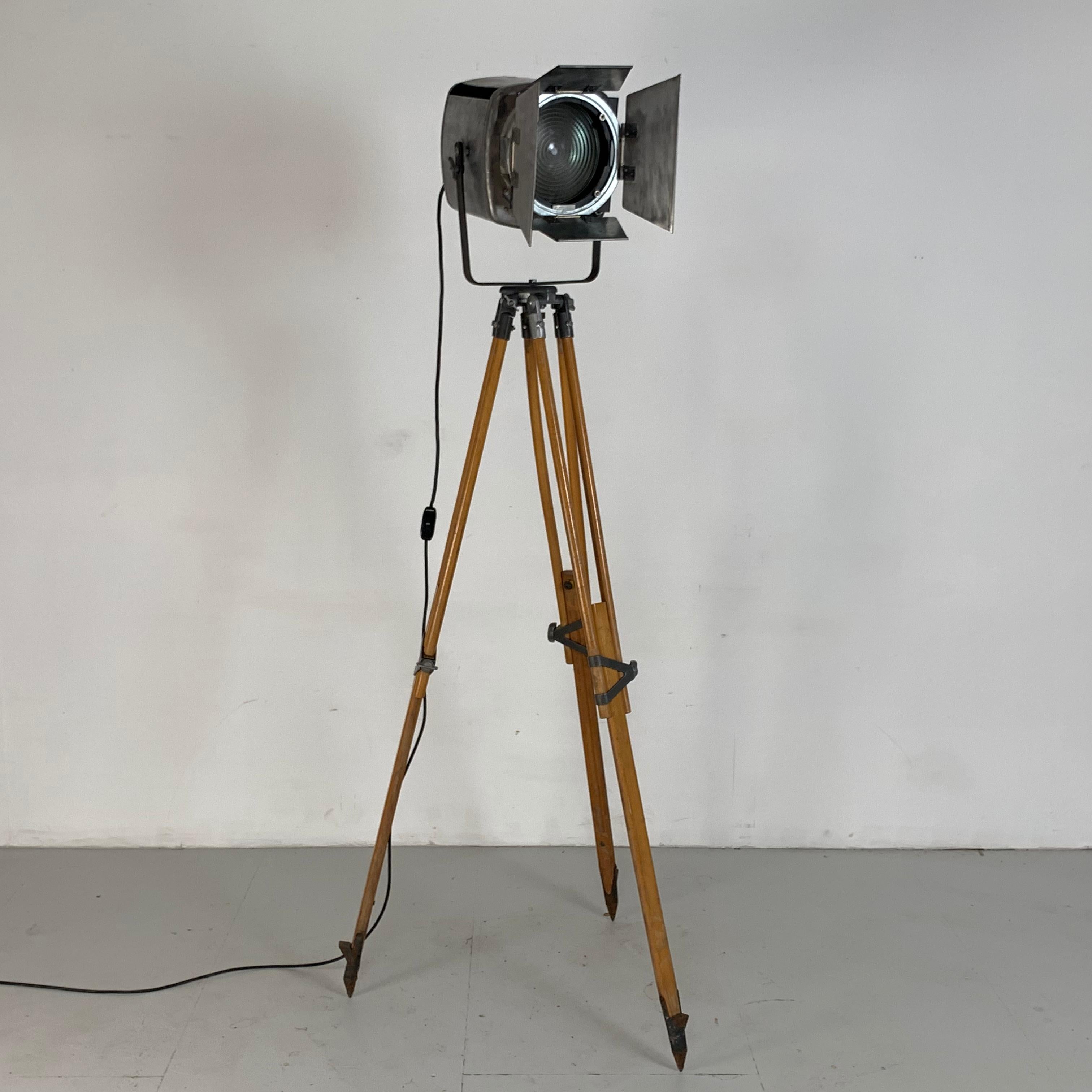 1960s Stripped and Polished Strand 743 Theatre Light on Vintage Wooden Tripod In Good Condition For Sale In Lewes, East Sussex