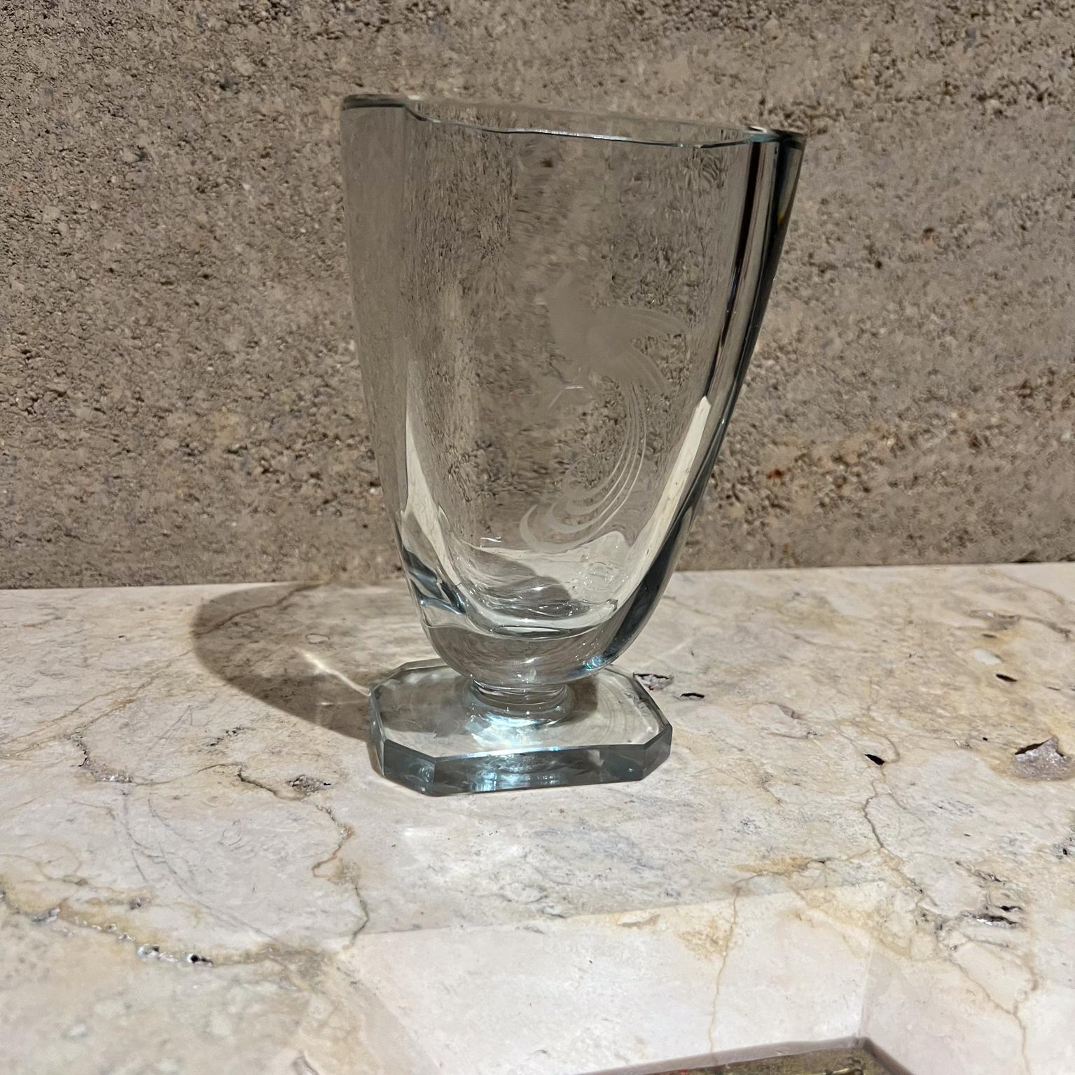 Strömberg Art Glass Vase Crystal Bird etching
3,88 l x 6,25 h x 3,06 p
État vintage d'occasion
Se référer aux images fournies
